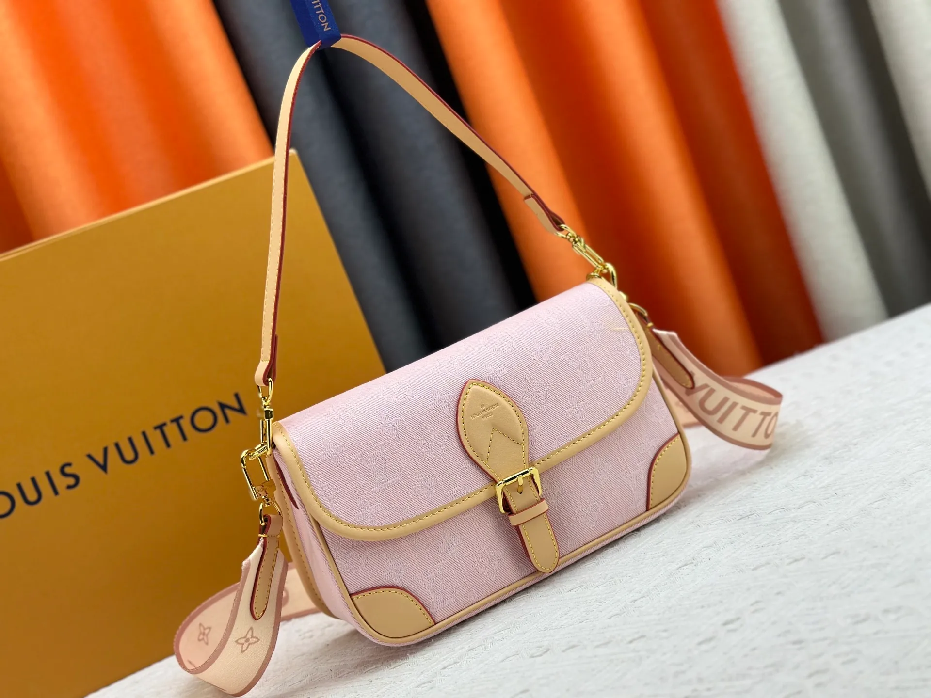 P240 M46386 M45985 Denim Baguette Series New Diane Handbag The Diane satchel is made of Monogram Empreinte, made of the brand's signature embossed leather. This versatile bag comes with a removable leather shoulder strap that can be worn over the shoulder or by hand, as well as a roomy removable jacquard crossbody bag with 'Louis Vuitton' printed strap. This versatile bag can be styled in chic or sporty fashion to match the overall style or mood. Dimensions: 25.0×9.0×15.0 cm.