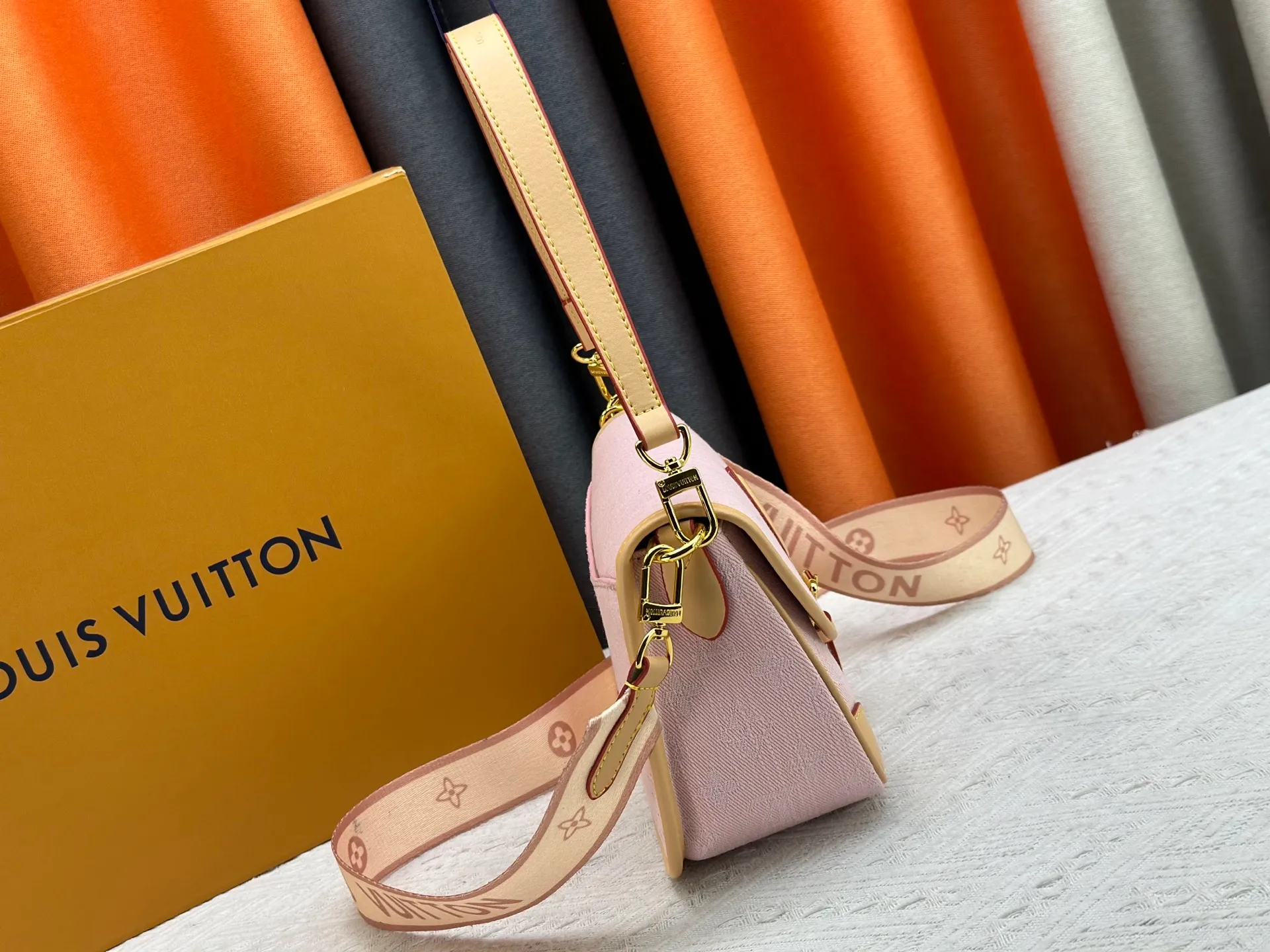 P240 M46386 M45985 Denim Baguette Series New Diane Handbag The Diane satchel is made of Monogram Empreinte, made of the brand's signature embossed leather. This versatile bag comes with a removable leather shoulder strap that can be worn over the shoulder or by hand, as well as a roomy removable jacquard crossbody bag with 'Louis Vuitton' printed strap. This versatile bag can be styled in chic or sporty fashion to match the overall style or mood. Dimensions: 25.0×9.0×15.0 cm.