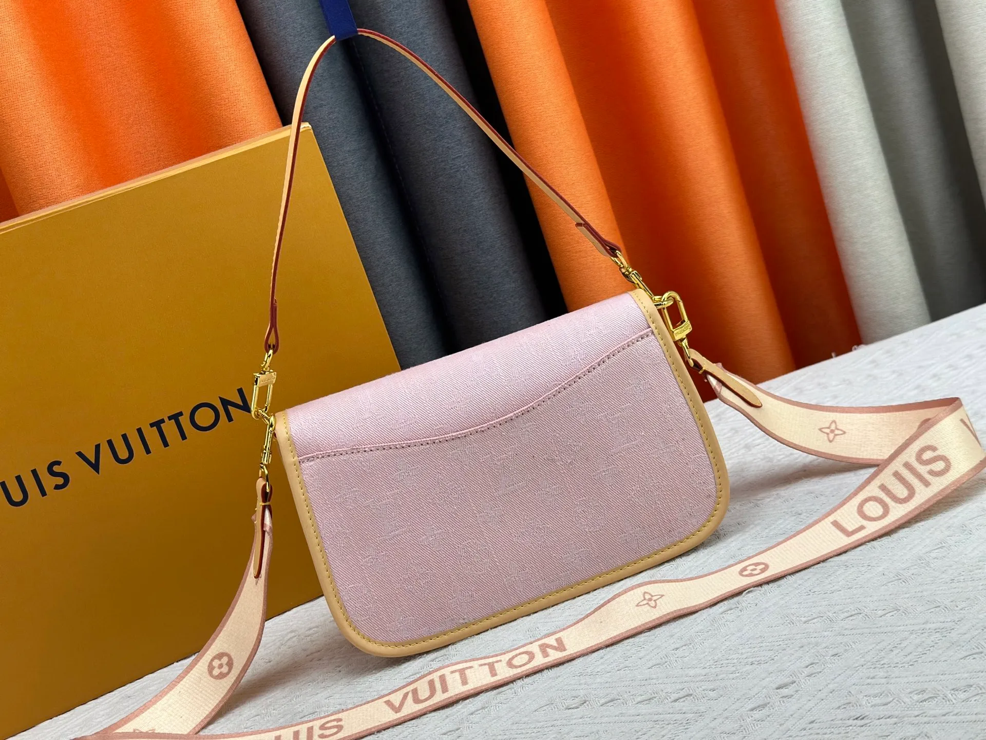 P240 M46386 M45985 Denim Baguette Series New Diane Handbag The Diane satchel is made of Monogram Empreinte, made of the brand's signature embossed leather. This versatile bag comes with a removable leather shoulder strap that can be worn over the shoulder or by hand, as well as a roomy removable jacquard crossbody bag with 'Louis Vuitton' printed strap. This versatile bag can be styled in chic or sporty fashion to match the overall style or mood. Dimensions: 25.0×9.0×15.0 cm.