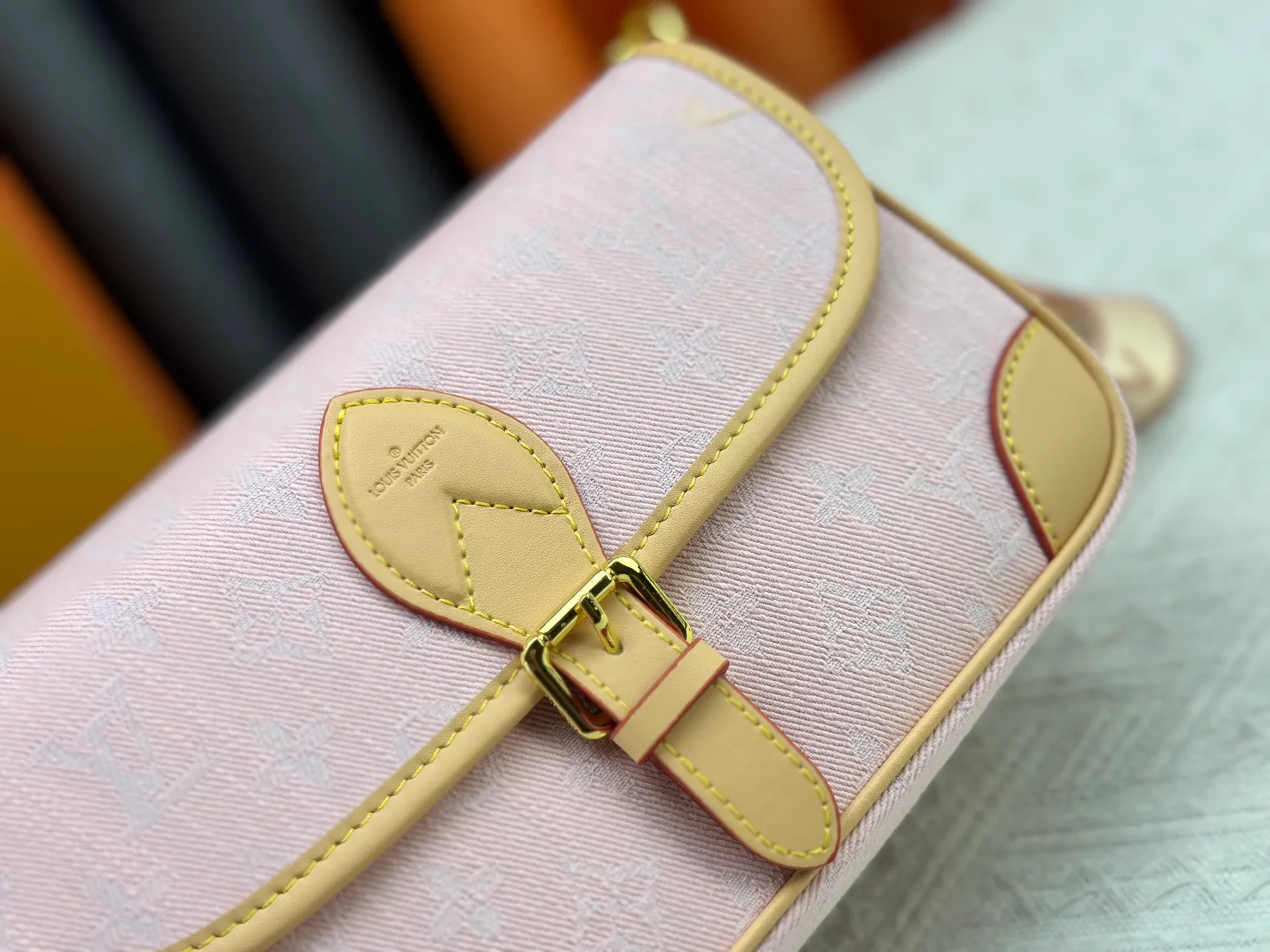 P240 M46386 M45985 Denim Baguette Series New Diane Handbag The Diane satchel is made of Monogram Empreinte, made of the brand's signature embossed leather. This versatile bag comes with a removable leather shoulder strap that can be worn over the shoulder or by hand, as well as a roomy removable jacquard crossbody bag with 'Louis Vuitton' printed strap. This versatile bag can be styled in chic or sporty fashion to match the overall style or mood. Dimensions: 25.0×9.0×15.0 cm.