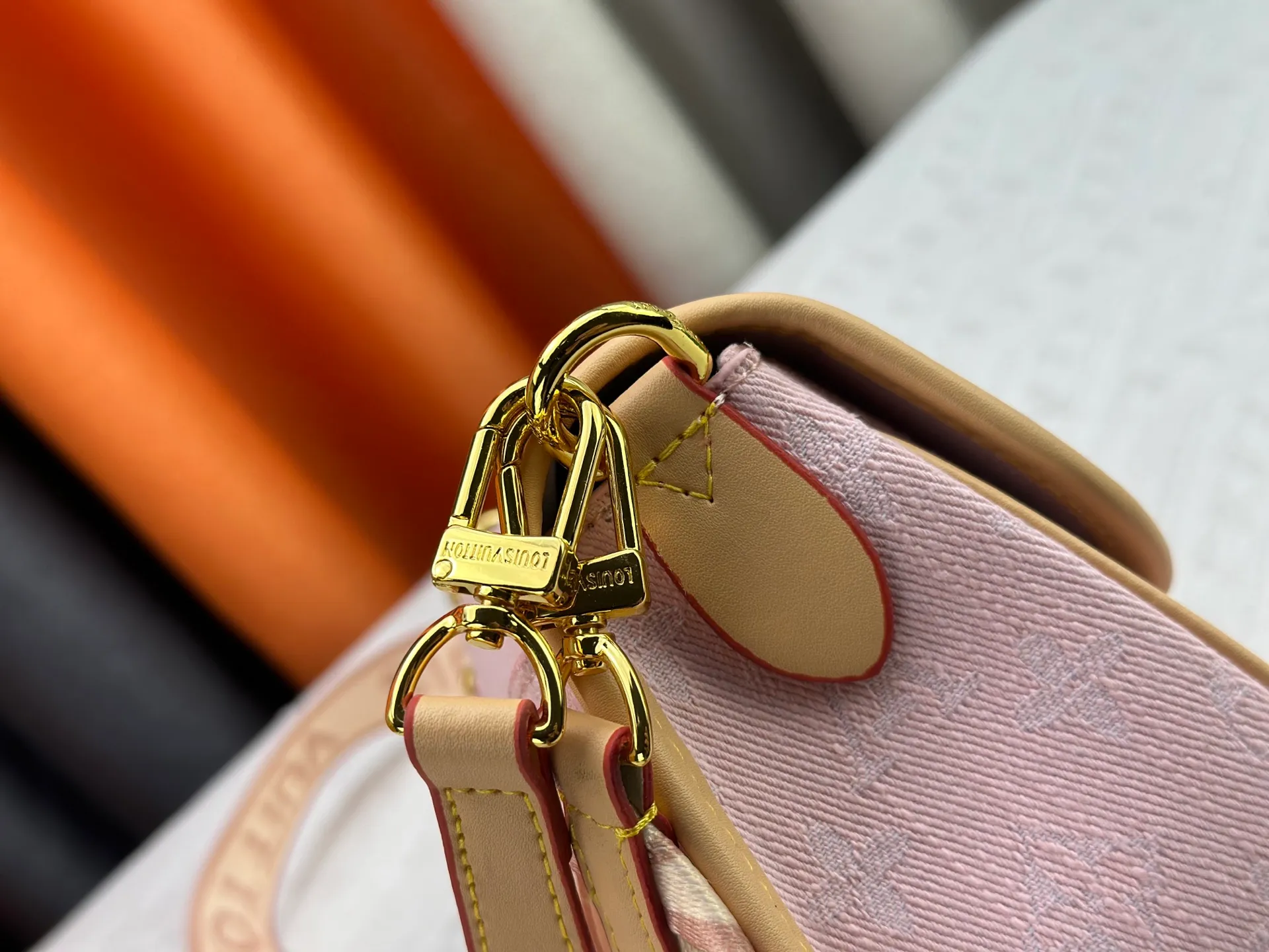 P240 M46386 M45985 Denim Baguette Series New Diane Handbag The Diane satchel is made of Monogram Empreinte, made of the brand's signature embossed leather. This versatile bag comes with a removable leather shoulder strap that can be worn over the shoulder or by hand, as well as a roomy removable jacquard crossbody bag with 'Louis Vuitton' printed strap. This versatile bag can be styled in chic or sporty fashion to match the overall style or mood. Dimensions: 25.0×9.0×15.0 cm.