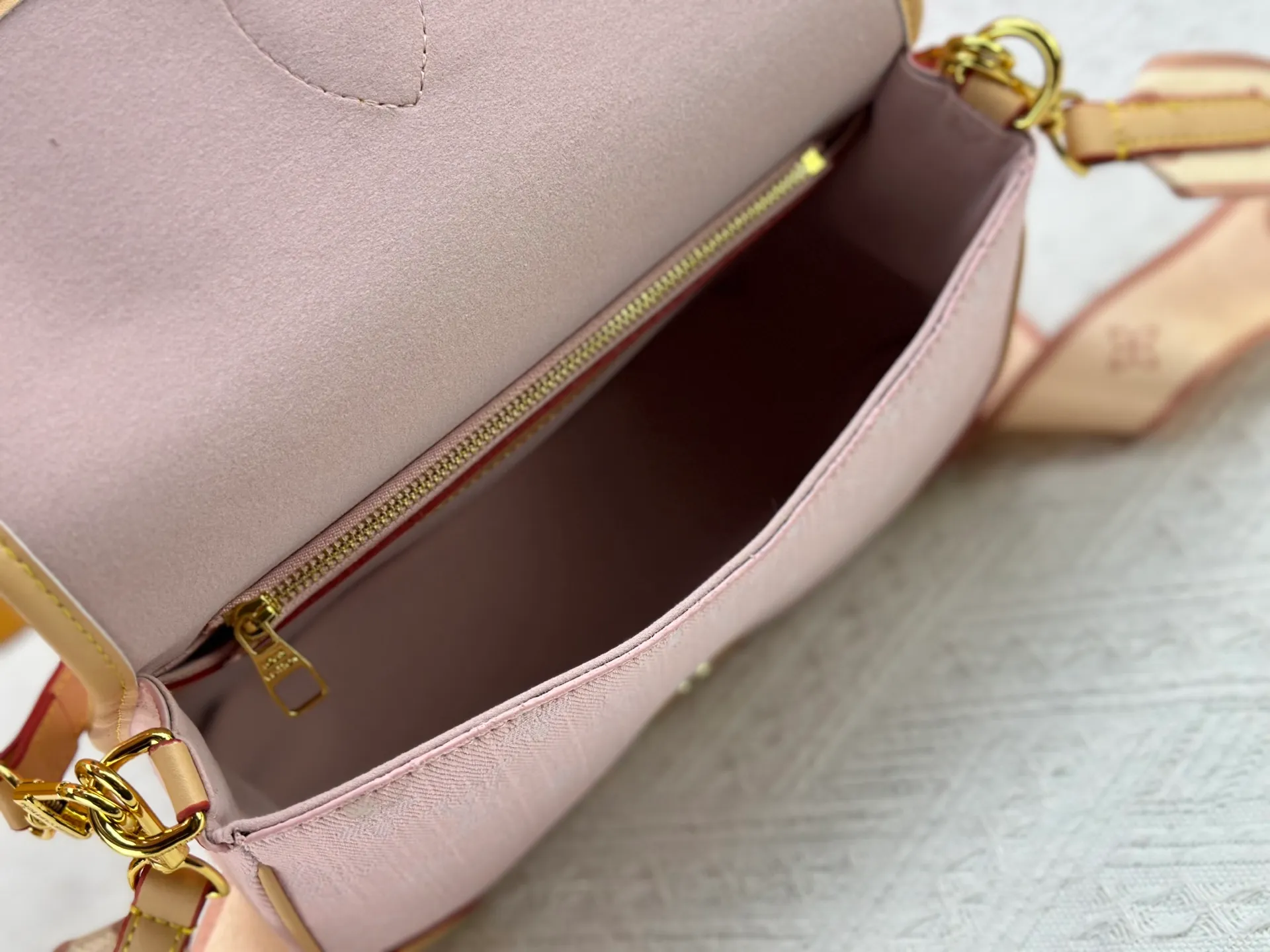 P240 M46386 M45985 Denim Baguette Series New Diane Handbag The Diane satchel is made of Monogram Empreinte, made of the brand's signature embossed leather. This versatile bag comes with a removable leather shoulder strap that can be worn over the shoulder or by hand, as well as a roomy removable jacquard crossbody bag with 'Louis Vuitton' printed strap. This versatile bag can be styled in chic or sporty fashion to match the overall style or mood. Dimensions: 25.0×9.0×15.0 cm.