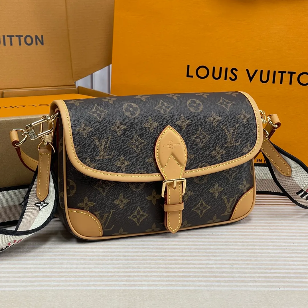[Upgraded version] P640🐶Upgraded version. High quality. Semi-steel hardware ❣️M45985 comes with a complete set of packaging❣️This DIANE handbag is equipped with a leather shoulder strap (can be carried under the armpit) and an embroidered shoulder strap (can be carried across the shoulder), both of which are detachable. The capacity is enough for daily use and can be used to hold the largest mobile phone without any pressure. The belt-style buckle is a decoration and is actually a magnet. It is quite convenient to open and close. There is a compartment in the middle for easy organization of things, and there is also a zipper area where you can put some valuables. Dimensions: 25.0 × 9.0 × 15.0CM (length × width × height)