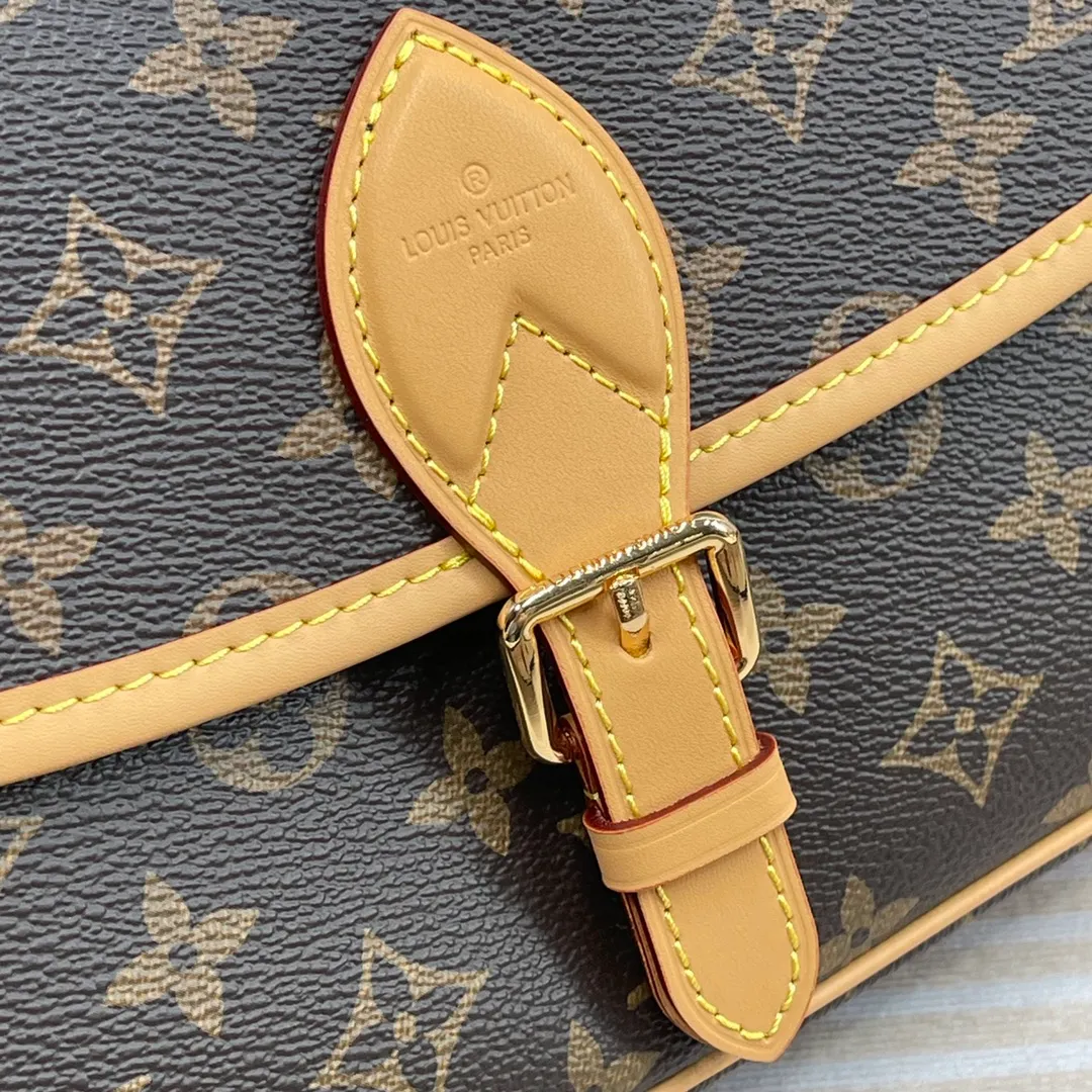 [Upgraded version] P640🐶Upgraded version. High quality. Semi-steel hardware ❣️M45985 comes with a complete set of packaging❣️This DIANE handbag is equipped with a leather shoulder strap (can be carried under the armpit) and an embroidered shoulder strap (can be carried across the shoulder), both of which are detachable. The capacity is enough for daily use and can be used to hold the largest mobile phone without any pressure. The belt-style buckle is a decoration and is actually a magnet. It is quite convenient to open and close. There is a compartment in the middle for easy organization of things, and there is also a zipper area where you can put some valuables. Dimensions: 25.0 × 9.0 × 15.0CM (length × width × height)