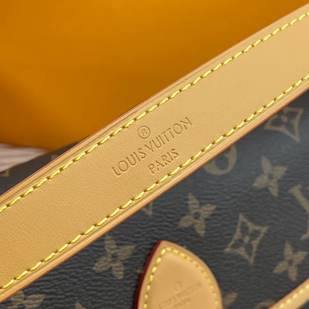 [Upgraded version] P640🐶Upgraded version. High quality. Semi-steel hardware ❣️M45985 comes with a complete set of packaging❣️This DIANE handbag is equipped with a leather shoulder strap (can be carried under the armpit) and an embroidered shoulder strap (can be carried across the shoulder), both of which are detachable. The capacity is enough for daily use and can be used to hold the largest mobile phone without any pressure. The belt-style buckle is a decoration and is actually a magnet. It is quite convenient to open and close. There is a compartment in the middle for easy organization of things, and there is also a zipper area where you can put some valuables. Dimensions: 25.0 × 9.0 × 15.0CM (length × width × height)