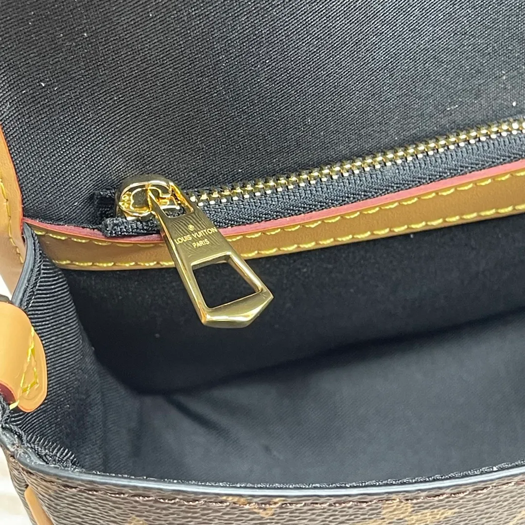 [Upgraded version] P640🐶Upgraded version. High quality. Semi-steel hardware ❣️M45985 comes with a complete set of packaging❣️This DIANE handbag is equipped with a leather shoulder strap (can be carried under the armpit) and an embroidered shoulder strap (can be carried across the shoulder), both of which are detachable. The capacity is enough for daily use and can be used to hold the largest mobile phone without any pressure. The belt-style buckle is a decoration and is actually a magnet. It is quite convenient to open and close. There is a compartment in the middle for easy organization of things, and there is also a zipper area where you can put some valuables. Dimensions: 25.0 × 9.0 × 15.0CM (length × width × height)