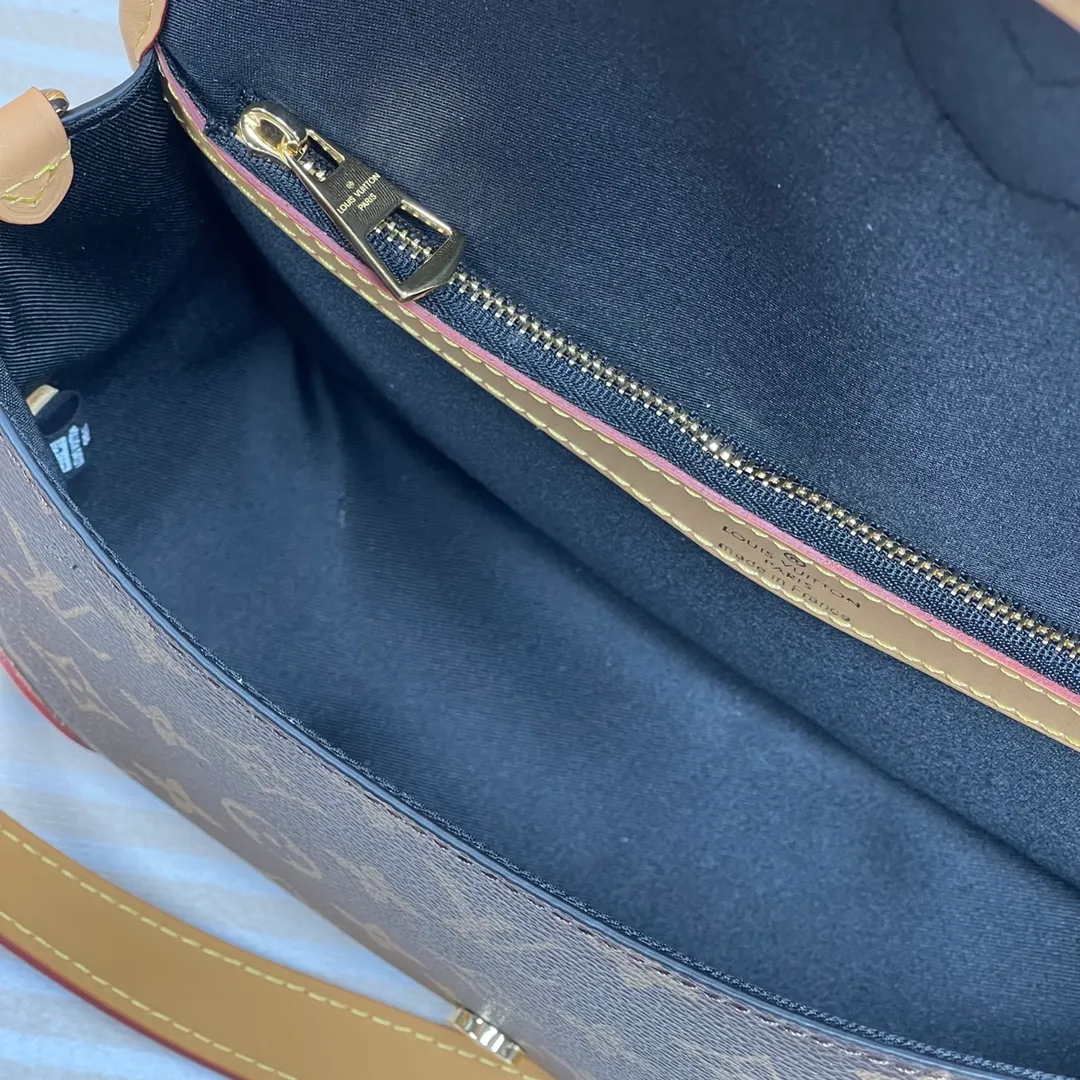 [Upgraded version] P640🐶Upgraded version. High quality. Semi-steel hardware ❣️M45985 comes with a complete set of packaging❣️This DIANE handbag is equipped with a leather shoulder strap (can be carried under the armpit) and an embroidered shoulder strap (can be carried across the shoulder), both of which are detachable. The capacity is enough for daily use and can be used to hold the largest mobile phone without any pressure. The belt-style buckle is a decoration and is actually a magnet. It is quite convenient to open and close. There is a compartment in the middle for easy organization of things, and there is also a zipper area where you can put some valuables. Dimensions: 25.0 × 9.0 × 15.0CM (length × width × height)