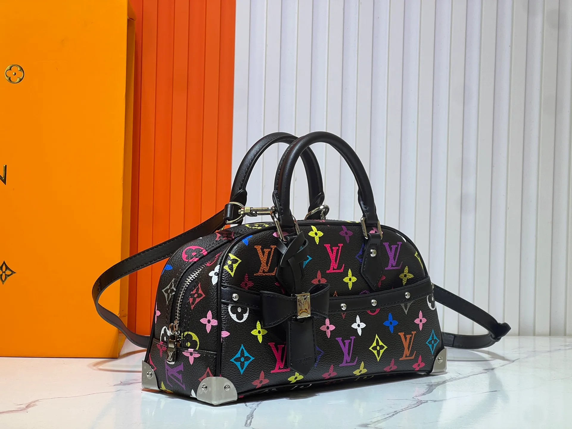 Batch 300💰Upgraded original M13084. This Handbag East West handbag is from the Louis Vuitton Sleek horizontal construction lines the top handle, studded side straps, detachable and adjustable shoulder strap and LV x TM key holder, with cowhide leather details and sophisticated corners that nod to the brand's traditional luggage. Dimensions: 27.0 x 14.0 x 10.0 cm (length x height x width)