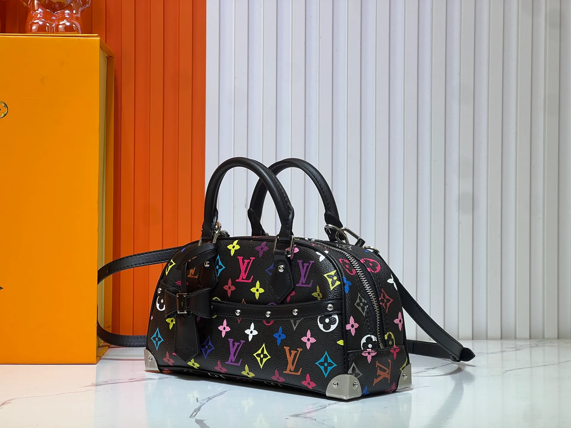 Batch 300💰Upgraded original M13084. This Handbag East West handbag is from the Louis Vuitton Sleek horizontal construction lines the top handle, studded side straps, detachable and adjustable shoulder strap and LV x TM key holder, with cowhide leather details and sophisticated corners that nod to the brand's traditional luggage. Dimensions: 27.0 x 14.0 x 10.0 cm (length x height x width)
