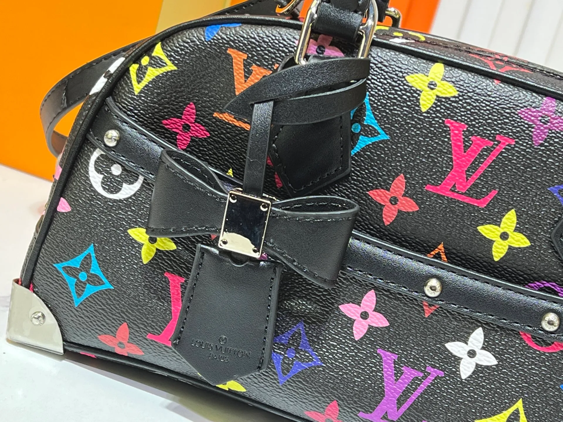 Batch 300💰Upgraded original M13084. This Handbag East West handbag is from the Louis Vuitton Sleek horizontal construction lines the top handle, studded side straps, detachable and adjustable shoulder strap and LV x TM key holder, with cowhide leather details and sophisticated corners that nod to the brand's traditional luggage. Dimensions: 27.0 x 14.0 x 10.0 cm (length x height x width)