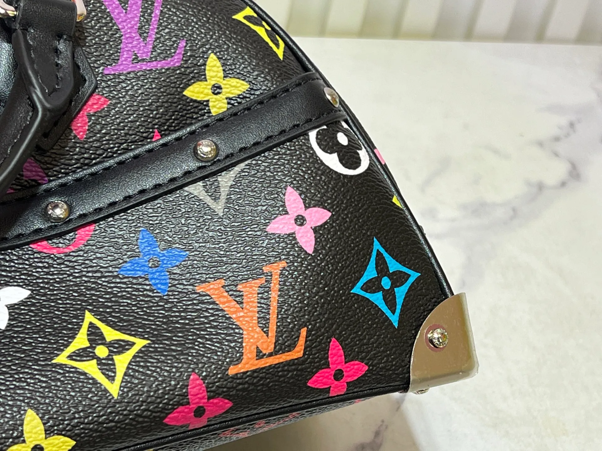 Batch 300💰Upgraded original M13084. This Handbag East West handbag is from the Louis Vuitton Sleek horizontal construction lines the top handle, studded side straps, detachable and adjustable shoulder strap and LV x TM key holder, with cowhide leather details and sophisticated corners that nod to the brand's traditional luggage. Dimensions: 27.0 x 14.0 x 10.0 cm (length x height x width)