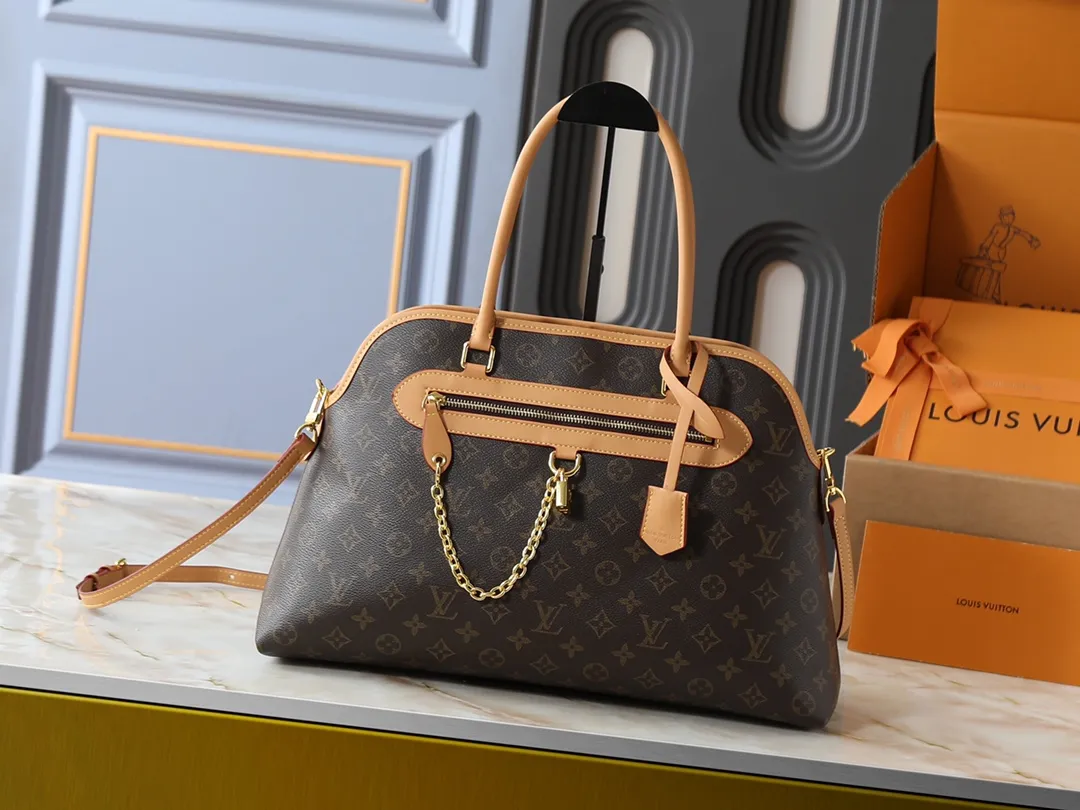 💰300💰Upgraded from the original M15208 M25774 This Louis Vuitton Ever More PM handbag is made of classic Monogram canvas, with light-colored cowhide trim, decorated with a metal chain and padlock design, and has both hand-held and shoulder functions. It is the brand's modern interpretation of retro bags, integrating classic elements and contemporary design, showing an elegant retro style in the 2025 retro trend. It is suitable for daily commuting, leisure and other occasions. It is a fashionable and practical item. Dimensions: 44.0 x 27.5 x 14.0 cm