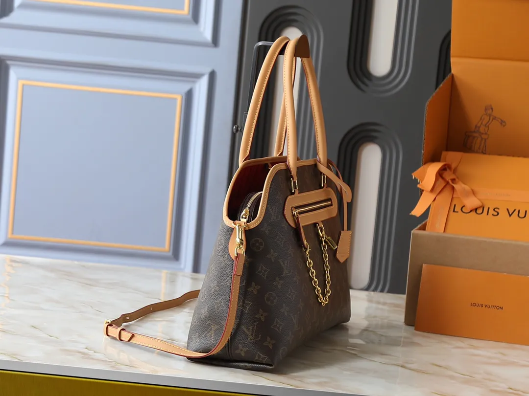 💰300💰Upgraded from the original M15208 M25774 This Louis Vuitton Ever More PM handbag is made of classic Monogram canvas, with light-colored cowhide trim, decorated with a metal chain and padlock design, and has both hand-held and shoulder functions. It is the brand's modern interpretation of retro bags, integrating classic elements and contemporary design, showing an elegant retro style in the 2025 retro trend. It is suitable for daily commuting, leisure and other occasions. It is a fashionable and practical item. Dimensions: 44.0 x 27.5 x 14.0 cm