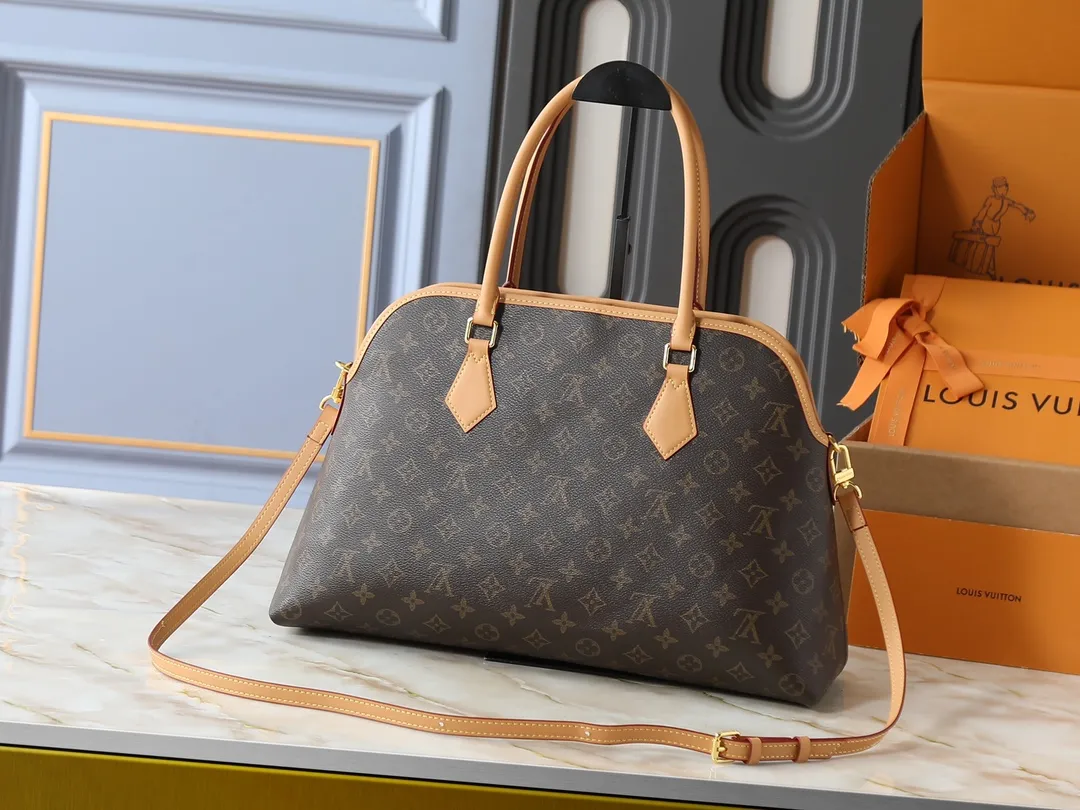 💰300💰Upgraded from the original M15208 M25774 This Louis Vuitton Ever More PM handbag is made of classic Monogram canvas, with light-colored cowhide trim, decorated with a metal chain and padlock design, and has both hand-held and shoulder functions. It is the brand's modern interpretation of retro bags, integrating classic elements and contemporary design, showing an elegant retro style in the 2025 retro trend. It is suitable for daily commuting, leisure and other occasions. It is a fashionable and practical item. Dimensions: 44.0 x 27.5 x 14.0 cm