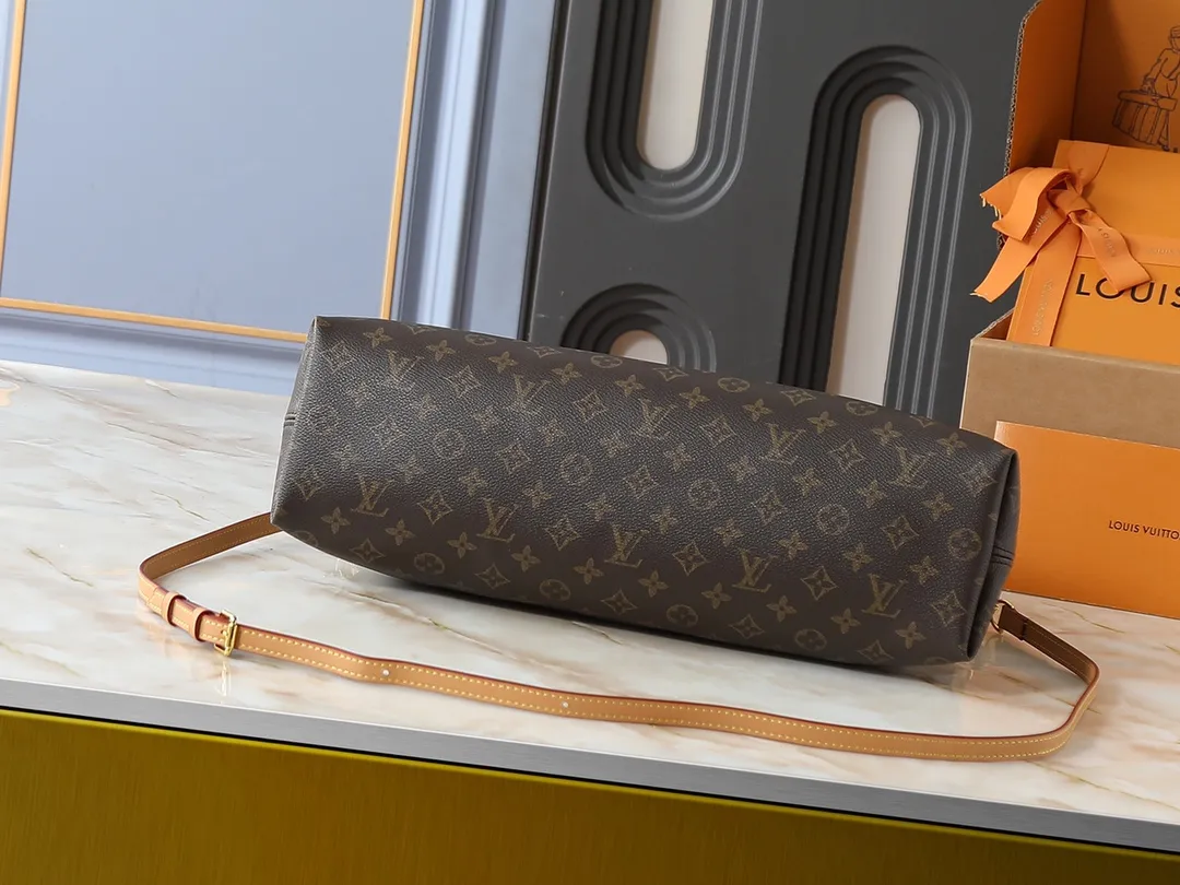 💰300💰Upgraded from the original M15208 M25774 This Louis Vuitton Ever More PM handbag is made of classic Monogram canvas, with light-colored cowhide trim, decorated with a metal chain and padlock design, and has both hand-held and shoulder functions. It is the brand's modern interpretation of retro bags, integrating classic elements and contemporary design, showing an elegant retro style in the 2025 retro trend. It is suitable for daily commuting, leisure and other occasions. It is a fashionable and practical item. Dimensions: 44.0 x 27.5 x 14.0 cm