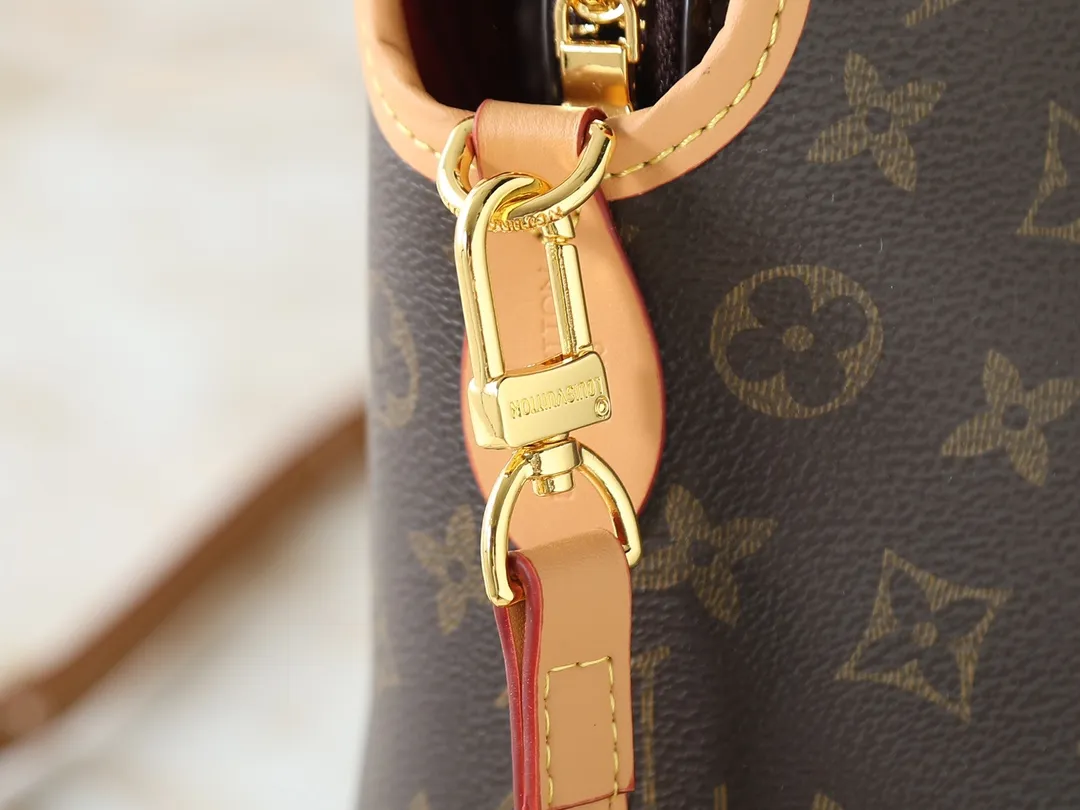 💰300💰Upgraded from the original M15208 M25774 This Louis Vuitton Ever More PM handbag is made of classic Monogram canvas, with light-colored cowhide trim, decorated with a metal chain and padlock design, and has both hand-held and shoulder functions. It is the brand's modern interpretation of retro bags, integrating classic elements and contemporary design, showing an elegant retro style in the 2025 retro trend. It is suitable for daily commuting, leisure and other occasions. It is a fashionable and practical item. Dimensions: 44.0 x 27.5 x 14.0 cm