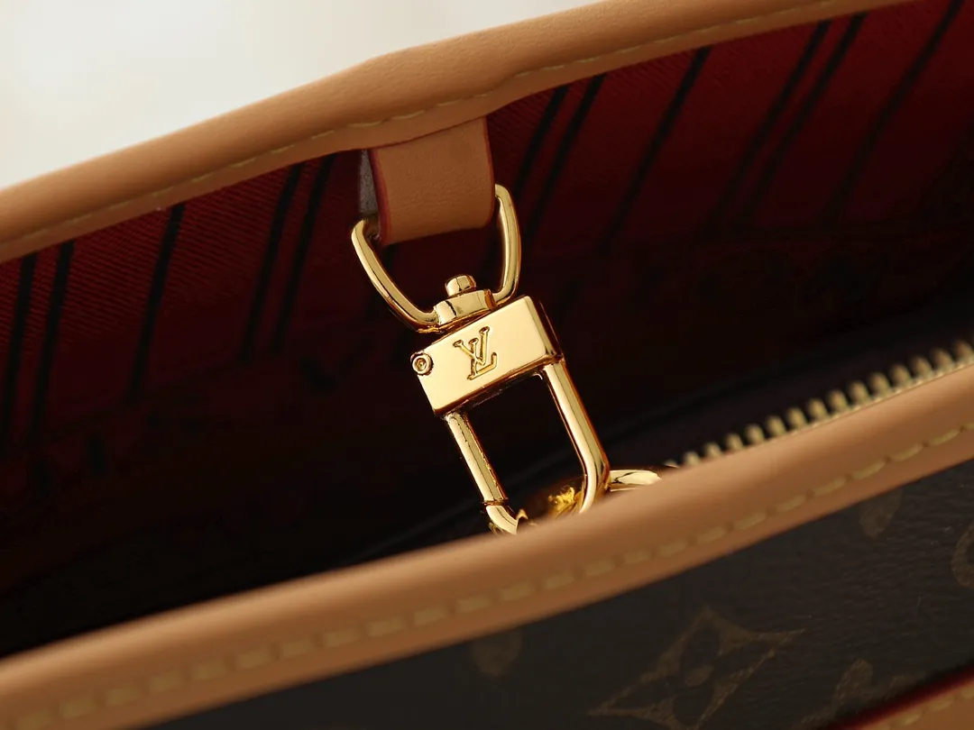 💰300💰Upgraded from the original M15208 M25774 This Louis Vuitton Ever More PM handbag is made of classic Monogram canvas, with light-colored cowhide trim, decorated with a metal chain and padlock design, and has both hand-held and shoulder functions. It is the brand's modern interpretation of retro bags, integrating classic elements and contemporary design, showing an elegant retro style in the 2025 retro trend. It is suitable for daily commuting, leisure and other occasions. It is a fashionable and practical item. Dimensions: 44.0 x 27.5 x 14.0 cm