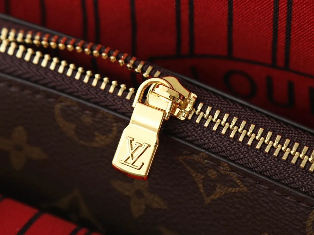 💰300💰Upgraded from the original M15208 M25774 This Louis Vuitton Ever More PM handbag is made of classic Monogram canvas, with light-colored cowhide trim, decorated with a metal chain and padlock design, and has both hand-held and shoulder functions. It is the brand's modern interpretation of retro bags, integrating classic elements and contemporary design, showing an elegant retro style in the 2025 retro trend. It is suitable for daily commuting, leisure and other occasions. It is a fashionable and practical item. Dimensions: 44.0 x 27.5 x 14.0 cm