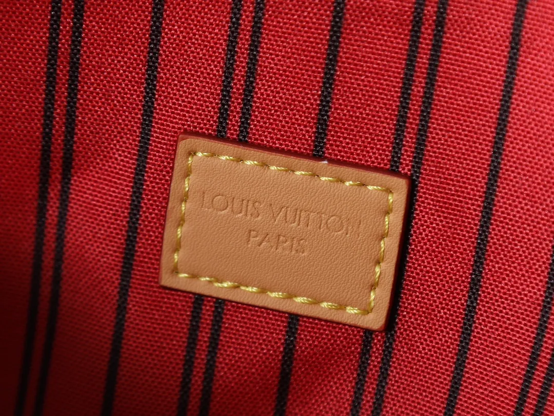 💰300💰Upgraded from the original M15208 M25774 This Louis Vuitton Ever More PM handbag is made of classic Monogram canvas, with light-colored cowhide trim, decorated with a metal chain and padlock design, and has both hand-held and shoulder functions. It is the brand's modern interpretation of retro bags, integrating classic elements and contemporary design, showing an elegant retro style in the 2025 retro trend. It is suitable for daily commuting, leisure and other occasions. It is a fashionable and practical item. Dimensions: 44.0 x 27.5 x 14.0 cm