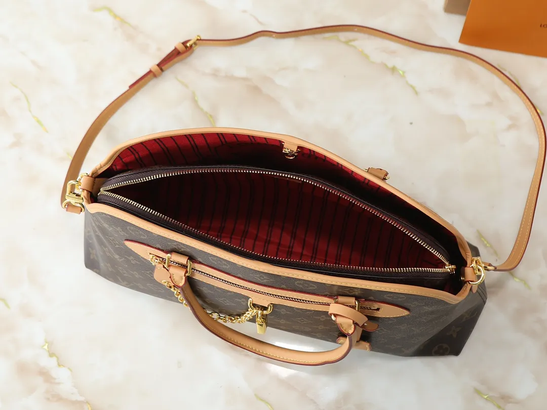 💰300💰Upgraded from the original M15208 M25774 This Louis Vuitton Ever More PM handbag is made of classic Monogram canvas, with light-colored cowhide trim, decorated with a metal chain and padlock design, and has both hand-held and shoulder functions. It is the brand's modern interpretation of retro bags, integrating classic elements and contemporary design, showing an elegant retro style in the 2025 retro trend. It is suitable for daily commuting, leisure and other occasions. It is a fashionable and practical item. Dimensions: 44.0 x 27.5 x 14.0 cm