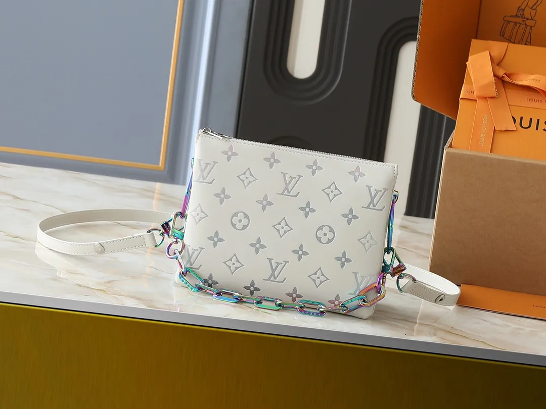 💰240💰Upgraded from the original M59598 M59389 M59396 M13233 M21259 M25218 M20770 M11401 This Coussin BB handbag is made of soft sheep leather with an embossed Monogram pattern. It has an inner compartment in a compact silhouette, making it an elegant choice for both day and night. Both the chunky chain and slim leather strap are removable, allowing for a variety of styling possibilities. Dimensions: 21.0 x 16.0 x 7.0 cm (length x height x width)