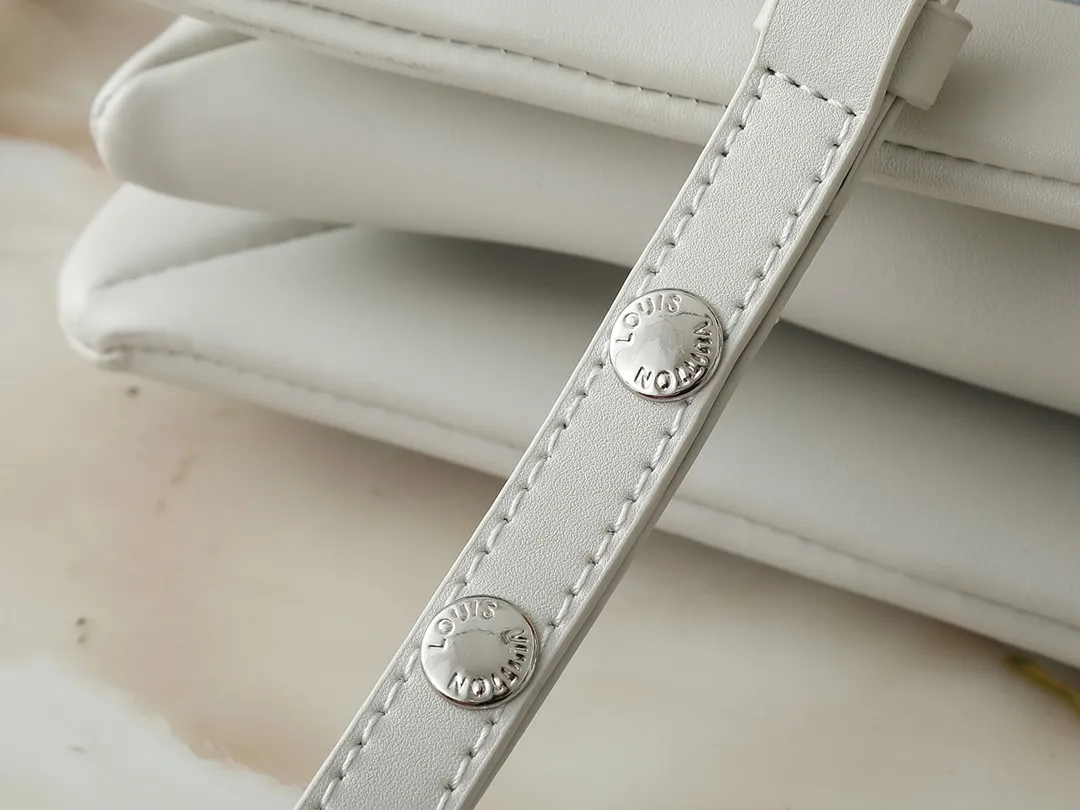 💰240💰Upgraded from the original M59598 M59389 M59396 M13233 M21259 M25218 M20770 M11401 This Coussin BB handbag is made of soft sheep leather with an embossed Monogram pattern. It has an inner compartment in a compact silhouette, making it an elegant choice for both day and night. Both the chunky chain and slim leather strap are removable, allowing for a variety of styling possibilities. Dimensions: 21.0 x 16.0 x 7.0 cm (length x height x width)