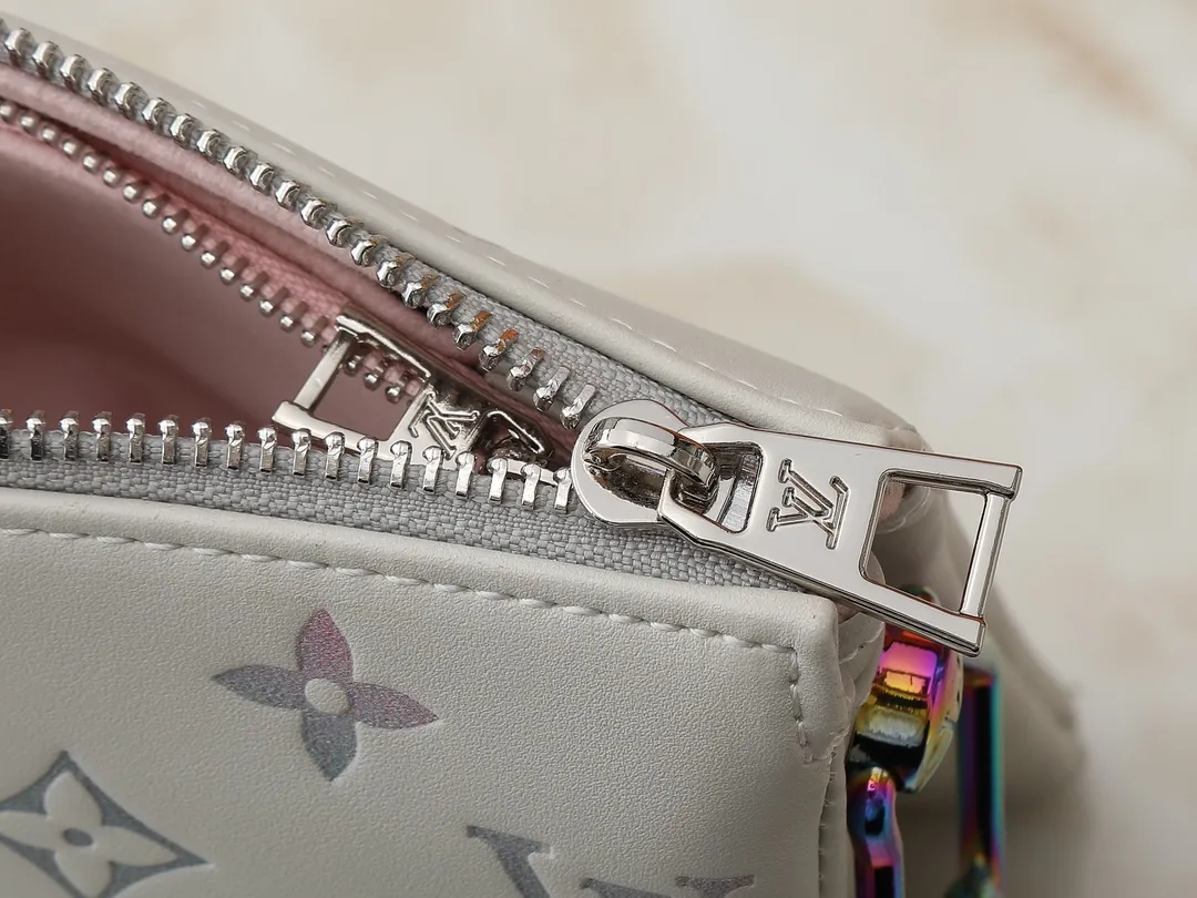 💰240💰Upgraded from the original M59598 M59389 M59396 M13233 M21259 M25218 M20770 M11401 This Coussin BB handbag is made of soft sheep leather with an embossed Monogram pattern. It has an inner compartment in a compact silhouette, making it an elegant choice for both day and night. Both the chunky chain and slim leather strap are removable, allowing for a variety of styling possibilities. Dimensions: 21.0 x 16.0 x 7.0 cm (length x height x width)