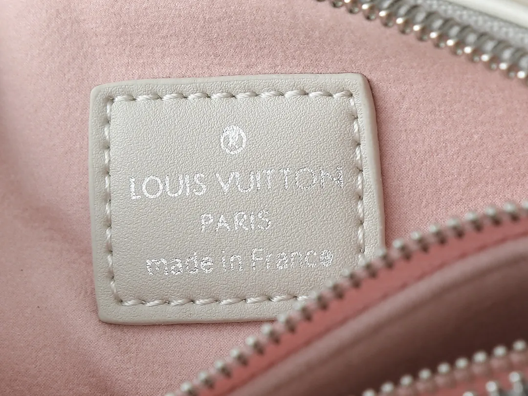 💰240💰Upgraded from the original M59598 M59389 M59396 M13233 M21259 M25218 M20770 M11401 This Coussin BB handbag is made of soft sheep leather with an embossed Monogram pattern. It has an inner compartment in a compact silhouette, making it an elegant choice for both day and night. Both the chunky chain and slim leather strap are removable, allowing for a variety of styling possibilities. Dimensions: 21.0 x 16.0 x 7.0 cm (length x height x width)