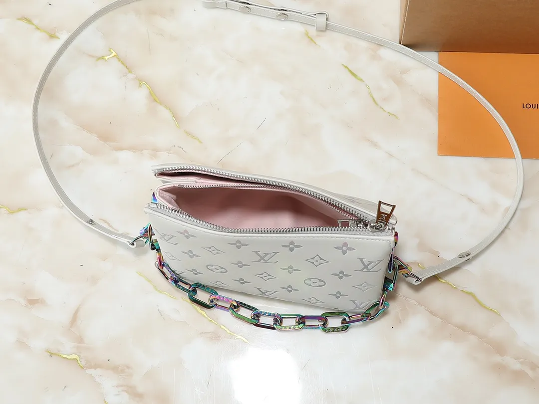 💰240💰Upgraded from the original M59598 M59389 M59396 M13233 M21259 M25218 M20770 M11401 This Coussin BB handbag is made of soft sheep leather with an embossed Monogram pattern. It has an inner compartment in a compact silhouette, making it an elegant choice for both day and night. Both the chunky chain and slim leather strap are removable, allowing for a variety of styling possibilities. Dimensions: 21.0 x 16.0 x 7.0 cm (length x height x width)