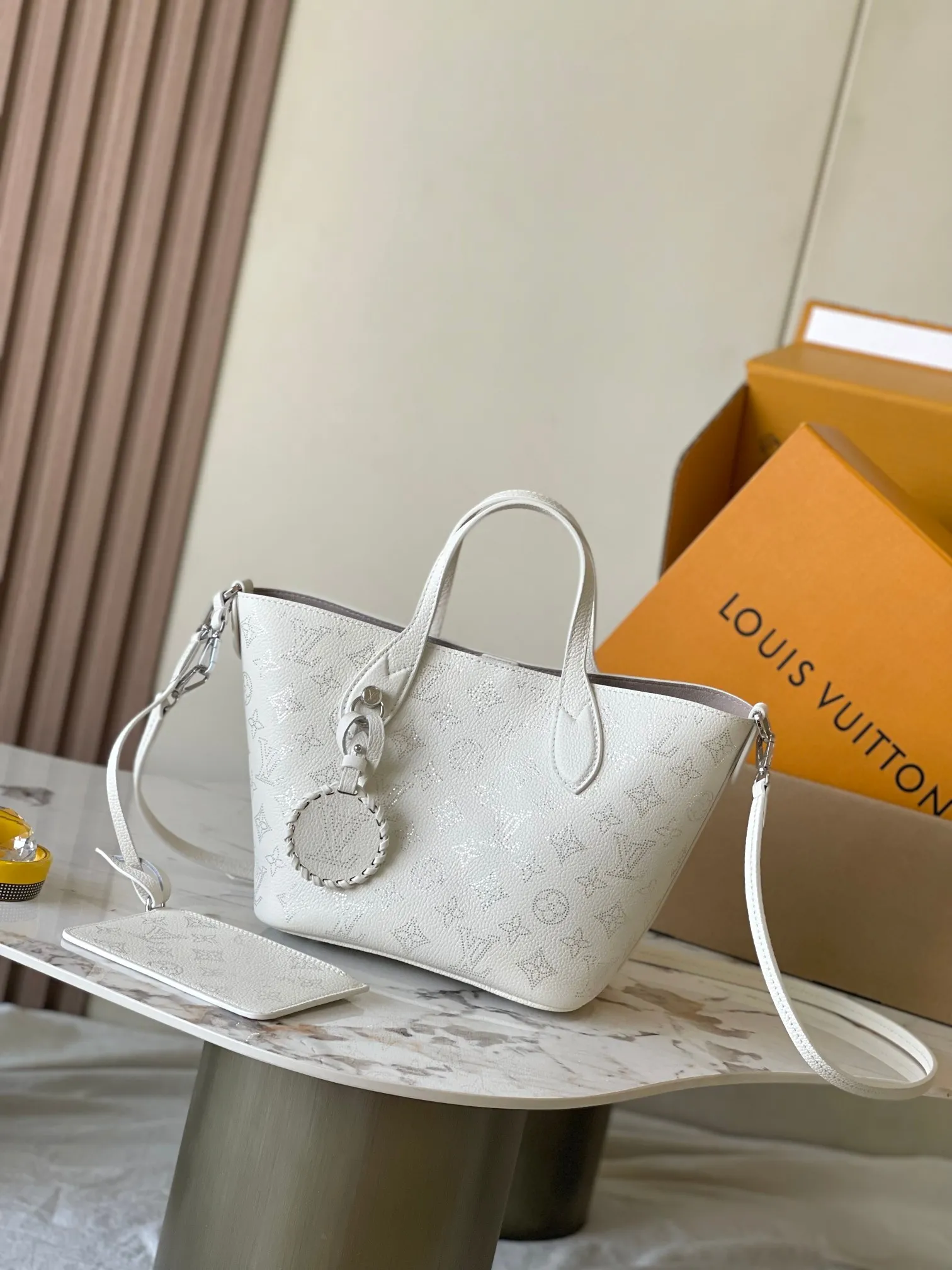 p2300 [Special grade MB chip version original leather] This Bella small model Model: M11842 white dynamic chip version Materials: Grade A all-steel hardware, imported original fabrics Packing: full set of original duty-free MB packaging Size: 20*20*12.5CM