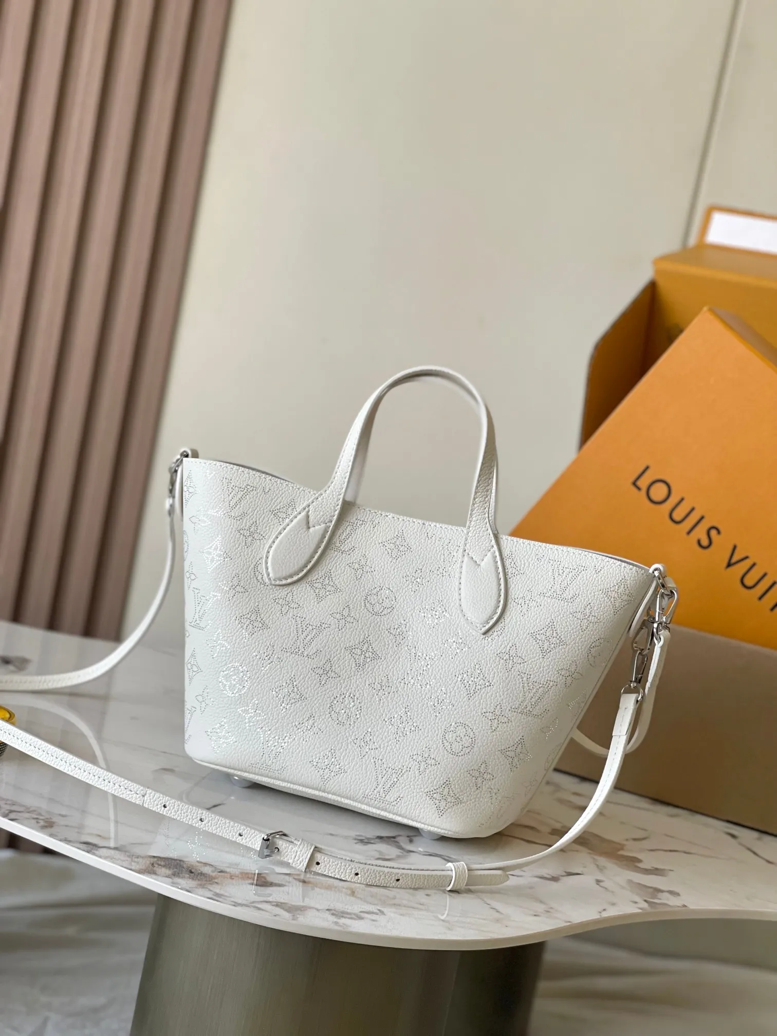p2300 [Special grade MB chip version original leather] This Bella small model Model: M11842 white dynamic chip version Materials: Grade A all-steel hardware, imported original fabrics Packing: full set of original duty-free MB packaging Size: 20*20*12.5CM