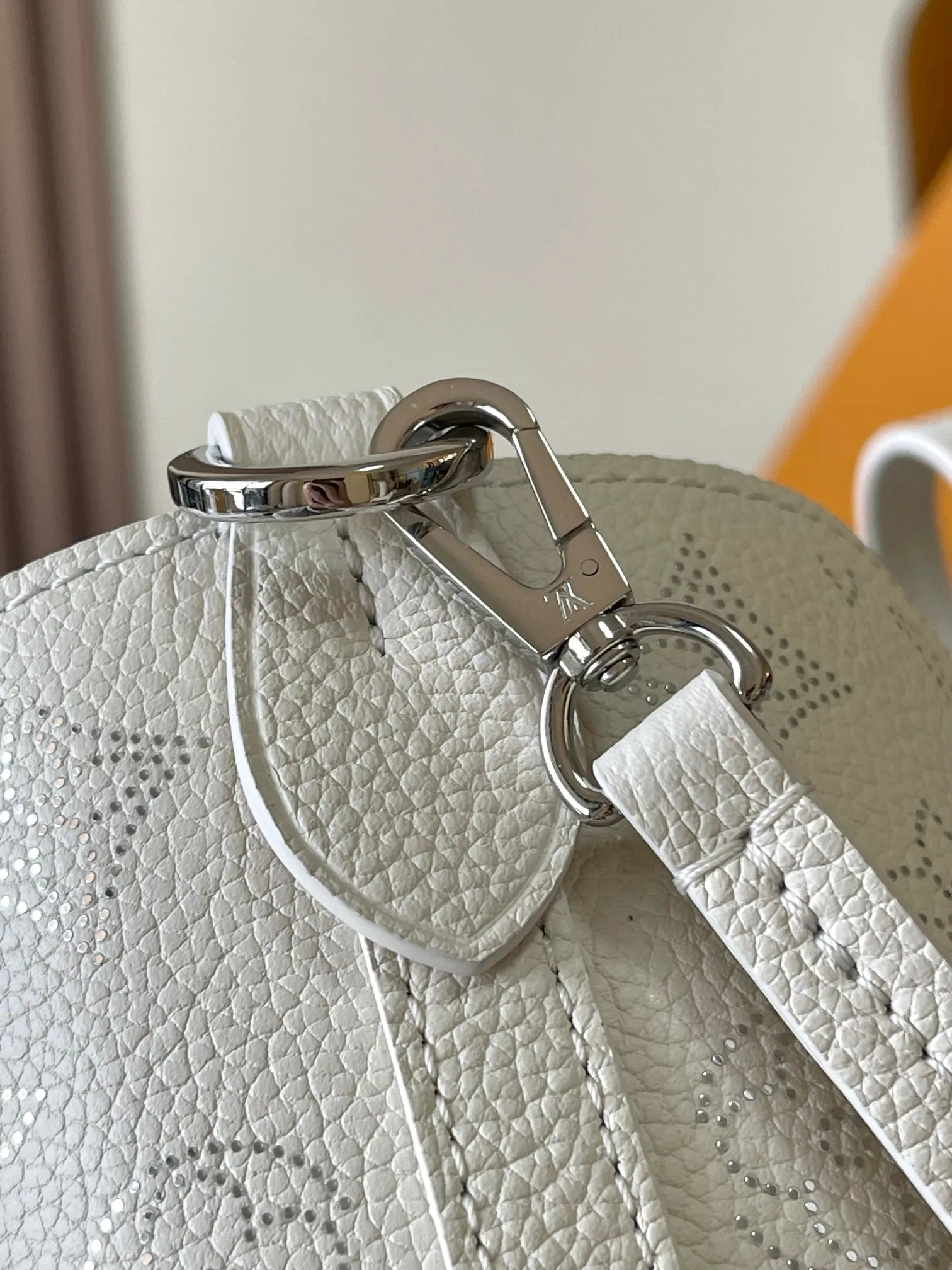 p2300 [Special grade MB chip version original leather] This Bella small model Model: M11842 white dynamic chip version Materials: Grade A all-steel hardware, imported original fabrics Packing: full set of original duty-free MB packaging Size: 20*20*12.5CM