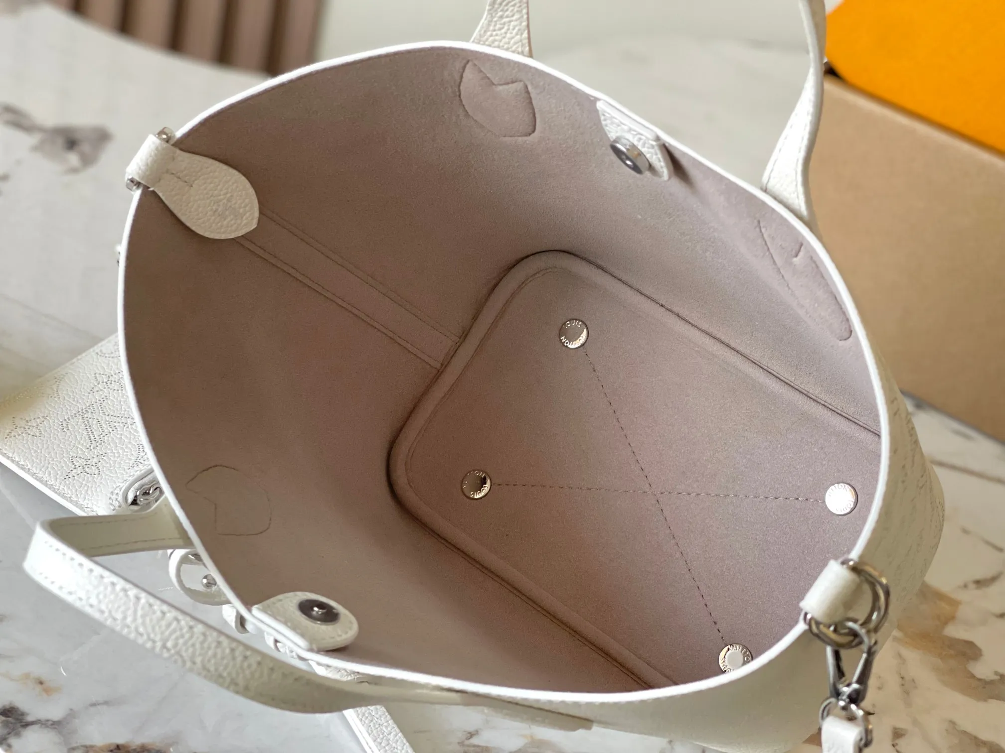 p2300 [Special grade MB chip version original leather] This Bella small model Model: M11842 white dynamic chip version Materials: Grade A all-steel hardware, imported original fabrics Packing: full set of original duty-free MB packaging Size: 20*20*12.5CM