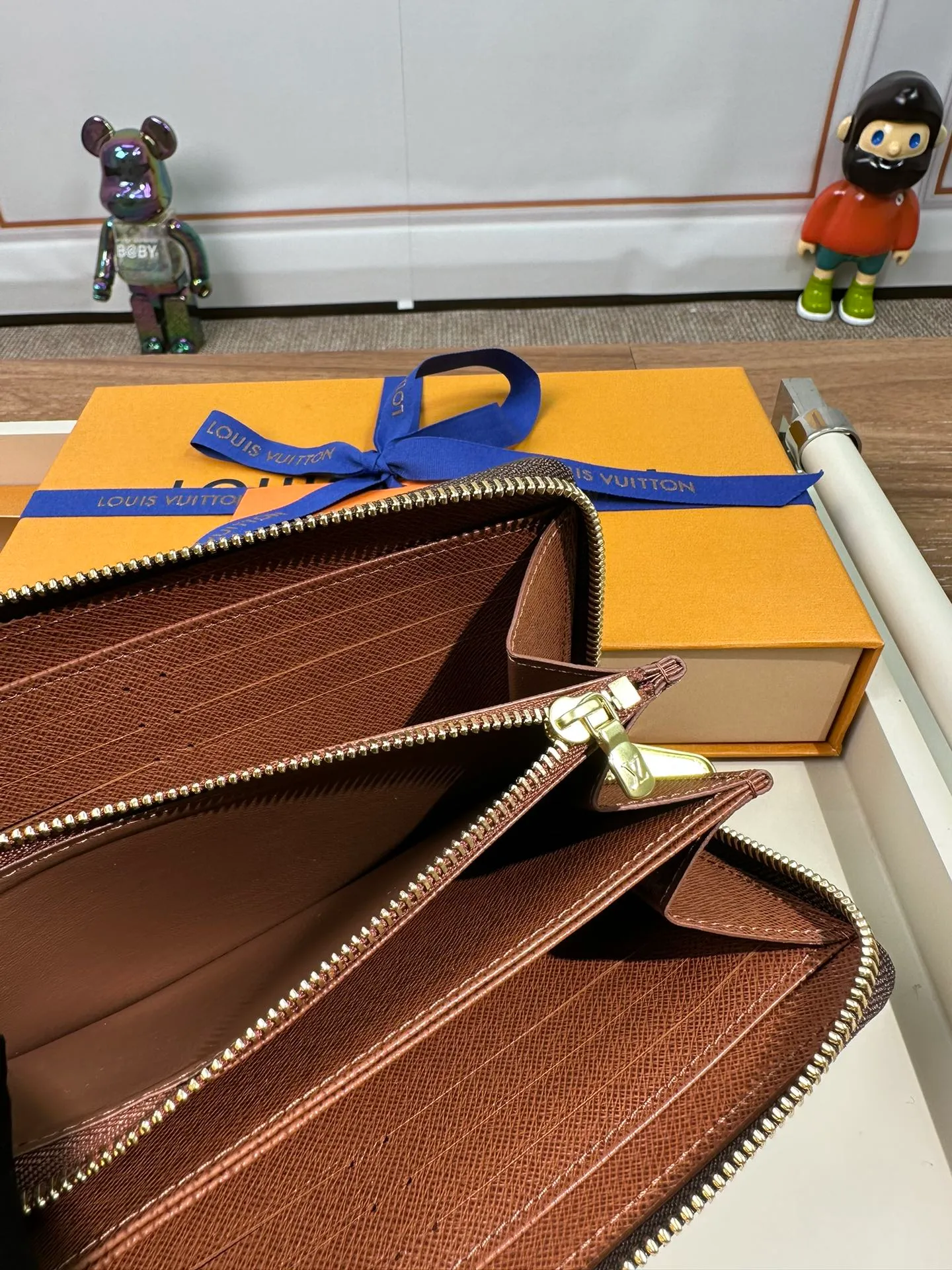 P840 M42616 [Special Authentic] Classic Wallet Newly Upgraded! This Zippy wallet is made of canvas, with a new colorful lining design and four credit card slots, making it convenient and practical. 19.5 x 10.0 x 2.0 cm