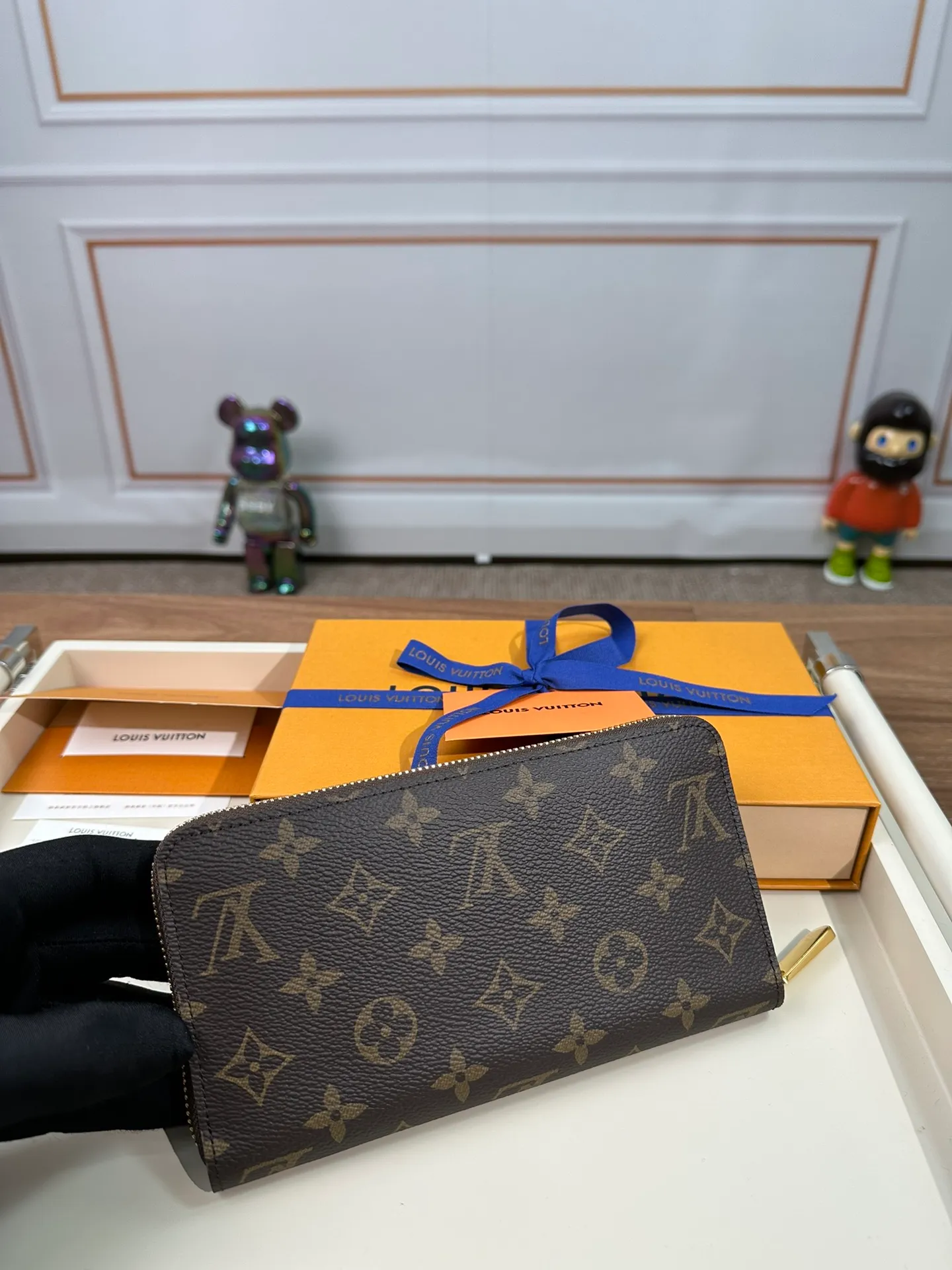 P840 M42616 [Special Authentic] Classic Wallet Newly Upgraded! This Zippy wallet is made of canvas, with a new colorful lining design and four credit card slots, making it convenient and practical. 19.5 x 10.0 x 2.0 cm