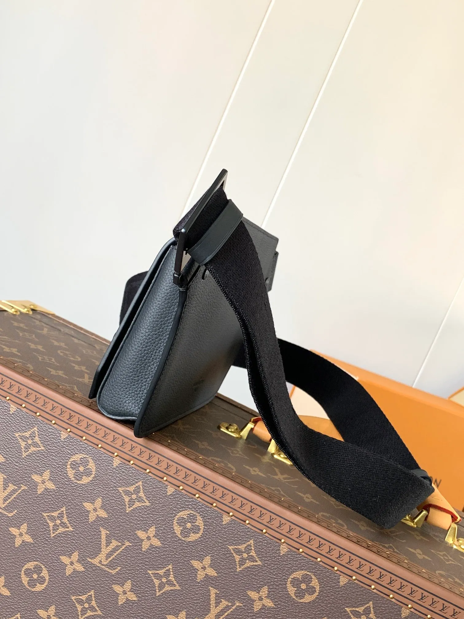💰940 (first-grain leather) top original order M57081 black M21364 blue M21364 gray green M21364 military green top original order transcoding chip exclusive original order The new LV Aerogram shoulder bag is made of fine grained cow leather to create a minimalist design, allowing fashionistas to free their hands, with a metal LV logo and a shoulder strap derived from the brand's traditional hard case. An obtuse flap and magnetic closure open the generous main compartment, and a zippered pocket adds an extra layer of protection. 30.0 x 16.0 x 3.0 cm (Length x Height x Width) • LV Aerogram cow leather • Cow leather trim • Textile lining • Metal hardware • Metal lettering logo • Flap front pocket with magnetic closure • Zip outer compartment • Shoulder strap: non-detachable, adjustable • Half-length strap: 36.0 cm • Half-length strap adjustable to: 53.0 cm