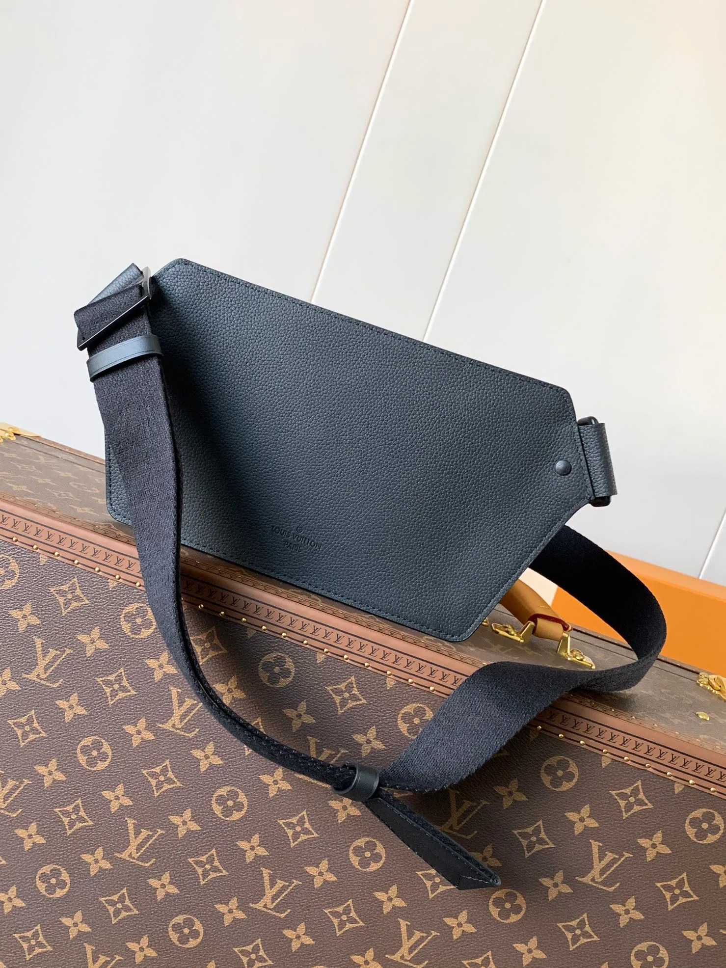 💰940 (first-grain leather) top original order M57081 black M21364 blue M21364 gray green M21364 military green top original order transcoding chip exclusive original order The new LV Aerogram shoulder bag is made of fine grained cow leather to create a minimalist design, allowing fashionistas to free their hands, with a metal LV logo and a shoulder strap derived from the brand's traditional hard case. An obtuse flap and magnetic closure open the generous main compartment, and a zippered pocket adds an extra layer of protection. 30.0 x 16.0 x 3.0 cm (Length x Height x Width) • LV Aerogram cow leather • Cow leather trim • Textile lining • Metal hardware • Metal lettering logo • Flap front pocket with magnetic closure • Zip outer compartment • Shoulder strap: non-detachable, adjustable • Half-length strap: 36.0 cm • Half-length strap adjustable to: 53.0 cm