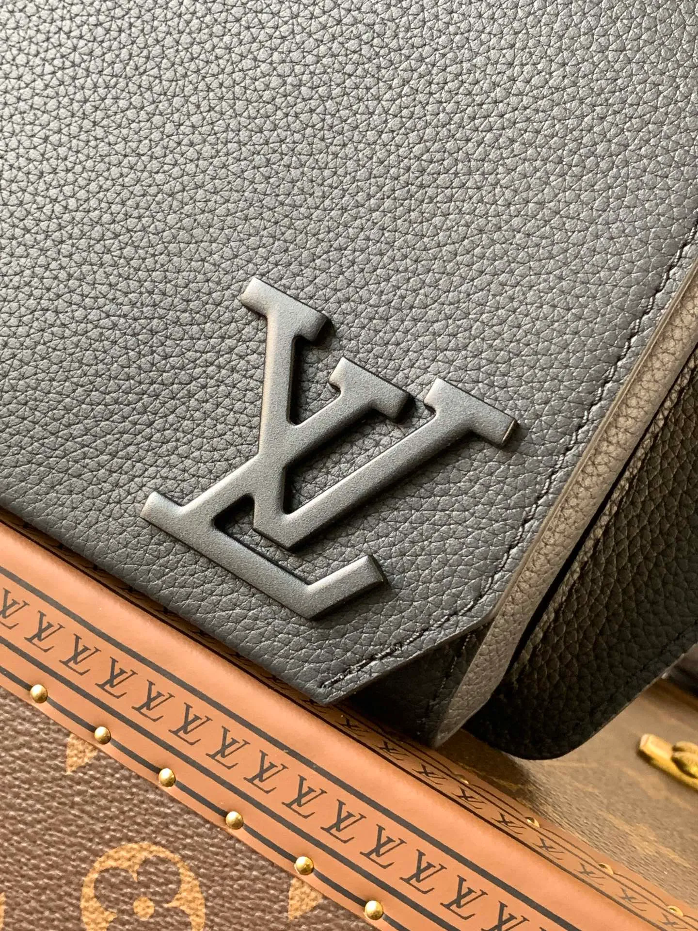 💰940 (first-grain leather) top original order M57081 black M21364 blue M21364 gray green M21364 military green top original order transcoding chip exclusive original order The new LV Aerogram shoulder bag is made of fine grained cow leather to create a minimalist design, allowing fashionistas to free their hands, with a metal LV logo and a shoulder strap derived from the brand's traditional hard case. An obtuse flap and magnetic closure open the generous main compartment, and a zippered pocket adds an extra layer of protection. 30.0 x 16.0 x 3.0 cm (Length x Height x Width) • LV Aerogram cow leather • Cow leather trim • Textile lining • Metal hardware • Metal lettering logo • Flap front pocket with magnetic closure • Zip outer compartment • Shoulder strap: non-detachable, adjustable • Half-length strap: 36.0 cm • Half-length strap adjustable to: 53.0 cm