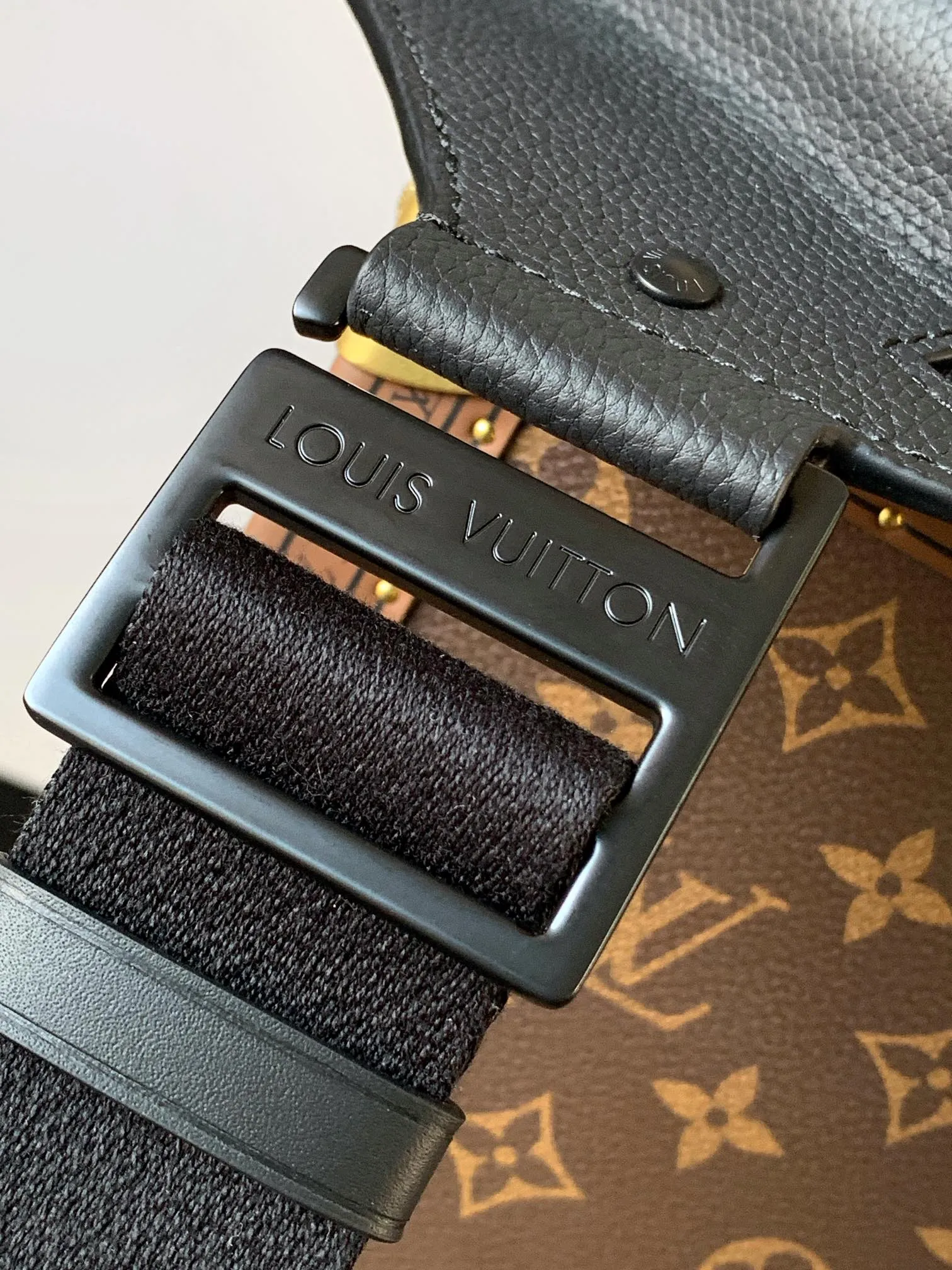 💰940 (first-grain leather) top original order M57081 black M21364 blue M21364 gray green M21364 military green top original order transcoding chip exclusive original order The new LV Aerogram shoulder bag is made of fine grained cow leather to create a minimalist design, allowing fashionistas to free their hands, with a metal LV logo and a shoulder strap derived from the brand's traditional hard case. An obtuse flap and magnetic closure open the generous main compartment, and a zippered pocket adds an extra layer of protection. 30.0 x 16.0 x 3.0 cm (Length x Height x Width) • LV Aerogram cow leather • Cow leather trim • Textile lining • Metal hardware • Metal lettering logo • Flap front pocket with magnetic closure • Zip outer compartment • Shoulder strap: non-detachable, adjustable • Half-length strap: 36.0 cm • Half-length strap adjustable to: 53.0 cm