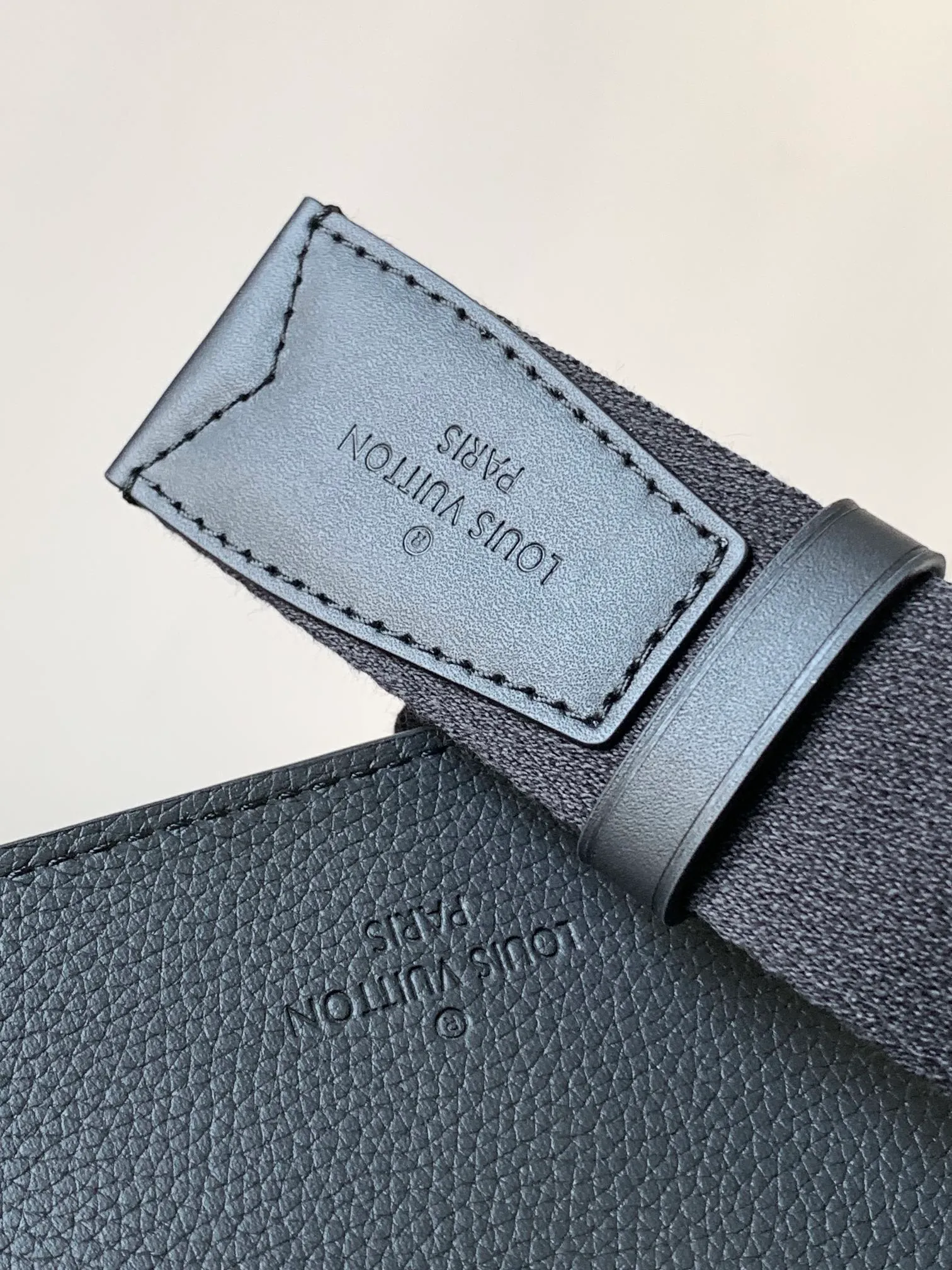 💰940 (first-grain leather) top original order M57081 black M21364 blue M21364 gray green M21364 military green top original order transcoding chip exclusive original order The new LV Aerogram shoulder bag is made of fine grained cow leather to create a minimalist design, allowing fashionistas to free their hands, with a metal LV logo and a shoulder strap derived from the brand's traditional hard case. An obtuse flap and magnetic closure open the generous main compartment, and a zippered pocket adds an extra layer of protection. 30.0 x 16.0 x 3.0 cm (Length x Height x Width) • LV Aerogram cow leather • Cow leather trim • Textile lining • Metal hardware • Metal lettering logo • Flap front pocket with magnetic closure • Zip outer compartment • Shoulder strap: non-detachable, adjustable • Half-length strap: 36.0 cm • Half-length strap adjustable to: 53.0 cm