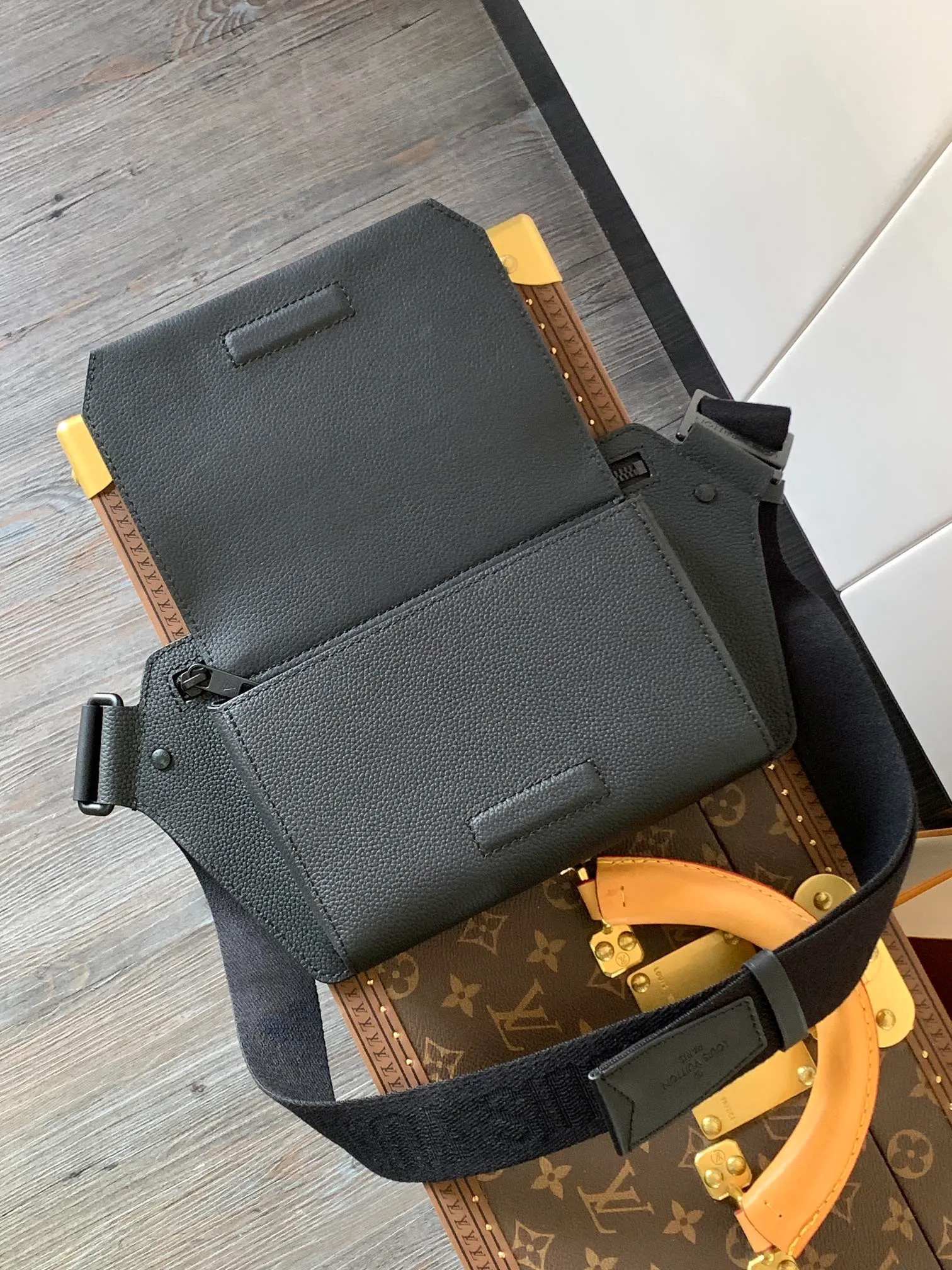 💰940 (first-grain leather) top original order M57081 black M21364 blue M21364 gray green M21364 military green top original order transcoding chip exclusive original order The new LV Aerogram shoulder bag is made of fine grained cow leather to create a minimalist design, allowing fashionistas to free their hands, with a metal LV logo and a shoulder strap derived from the brand's traditional hard case. An obtuse flap and magnetic closure open the generous main compartment, and a zippered pocket adds an extra layer of protection. 30.0 x 16.0 x 3.0 cm (Length x Height x Width) • LV Aerogram cow leather • Cow leather trim • Textile lining • Metal hardware • Metal lettering logo • Flap front pocket with magnetic closure • Zip outer compartment • Shoulder strap: non-detachable, adjustable • Half-length strap: 36.0 cm • Half-length strap adjustable to: 53.0 cm