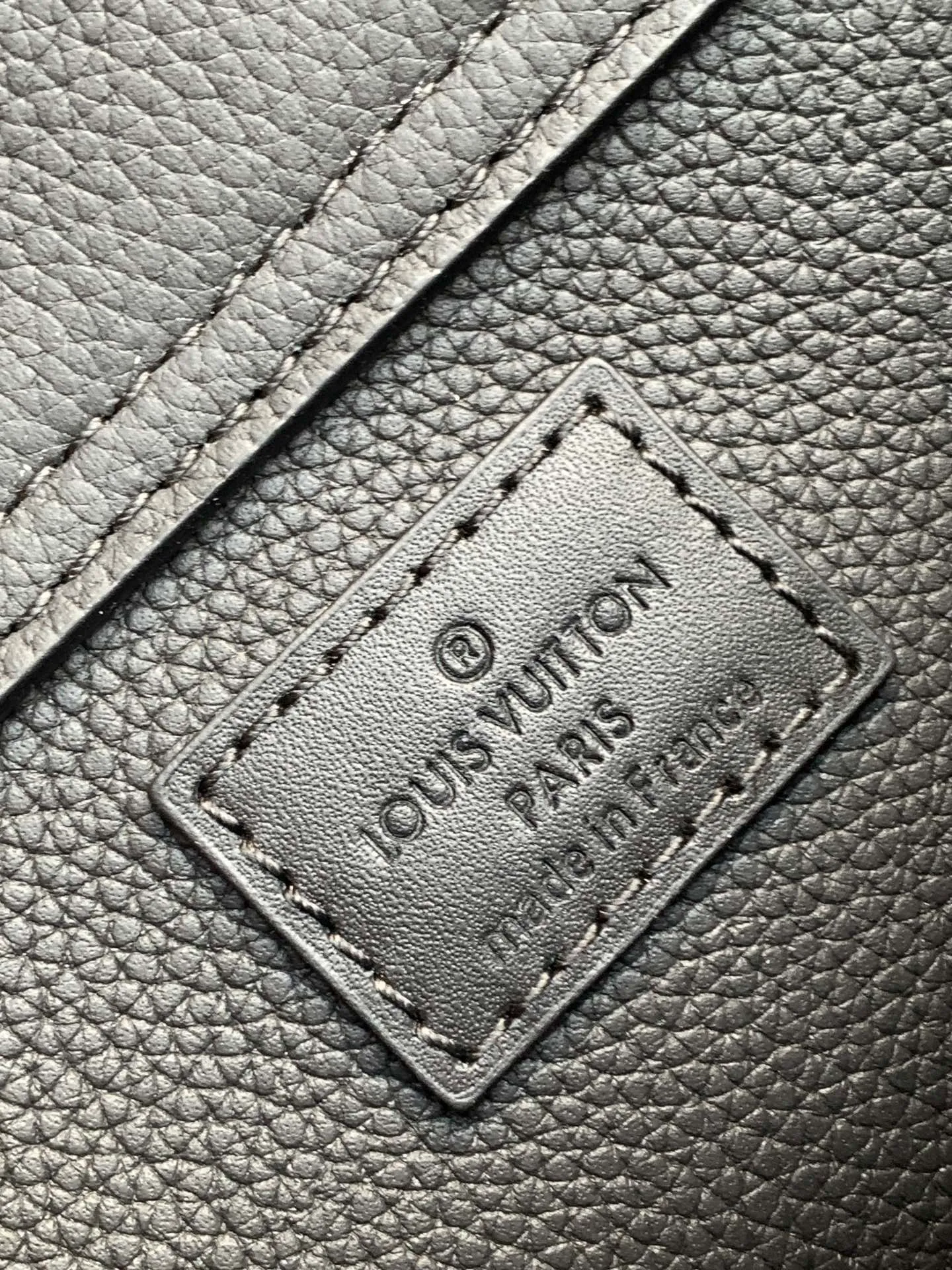 💰940 (first-grain leather) top original order M57081 black M21364 blue M21364 gray green M21364 military green top original order transcoding chip exclusive original order The new LV Aerogram shoulder bag is made of fine grained cow leather to create a minimalist design, allowing fashionistas to free their hands, with a metal LV logo and a shoulder strap derived from the brand's traditional hard case. An obtuse flap and magnetic closure open the generous main compartment, and a zippered pocket adds an extra layer of protection. 30.0 x 16.0 x 3.0 cm (Length x Height x Width) • LV Aerogram cow leather • Cow leather trim • Textile lining • Metal hardware • Metal lettering logo • Flap front pocket with magnetic closure • Zip outer compartment • Shoulder strap: non-detachable, adjustable • Half-length strap: 36.0 cm • Half-length strap adjustable to: 53.0 cm