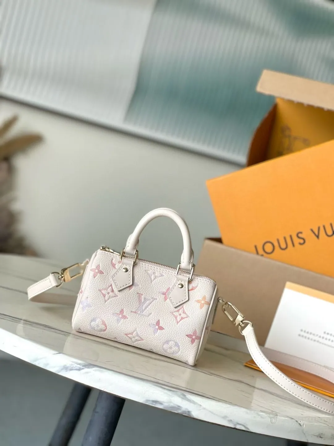 💰940 (top-grain leather) top original order M25591 This NanoSpeedy handbag is dyed in elegant and dreamy colors in the new season, which can easily brighten up various looks. The classic Monogram Empreinte leather bag is paired with metal parts. The ample interior can accommodate daily necessities such as a short wallet. The detachable shoulder strap allows for multiple carrying methods. Dimensions: 16 × 10 × 7.5 cm