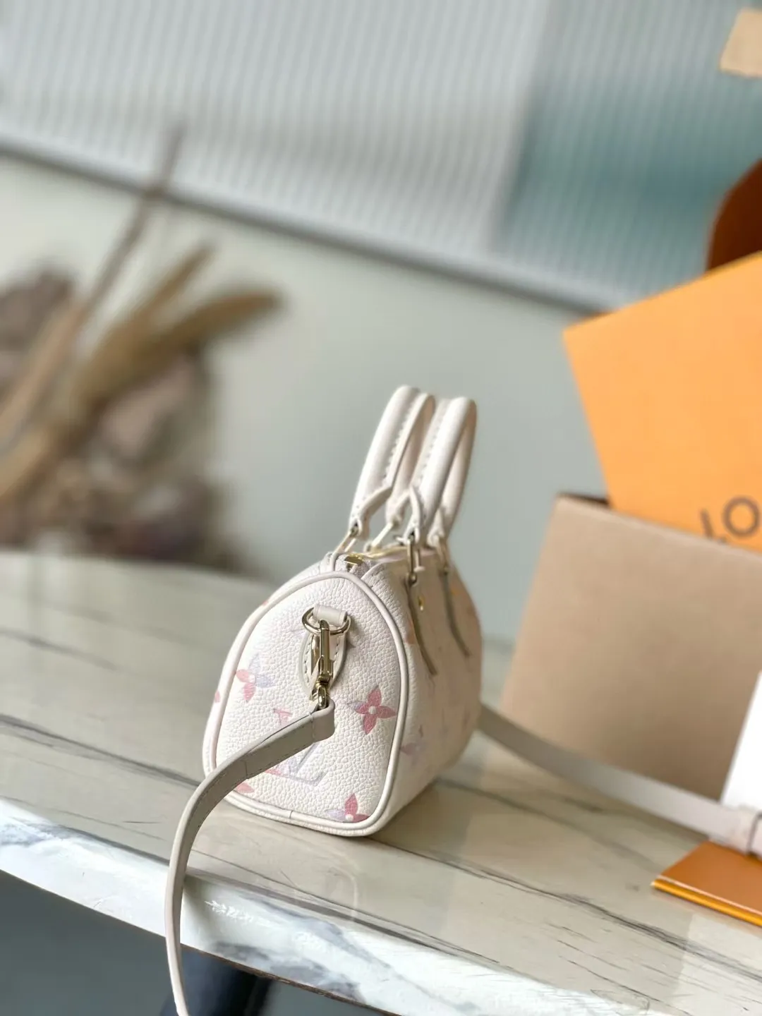 💰940 (top-grain leather) top original order M25591 This NanoSpeedy handbag is dyed in elegant and dreamy colors in the new season, which can easily brighten up various looks. The classic Monogram Empreinte leather bag is paired with metal parts. The ample interior can accommodate daily necessities such as a short wallet. The detachable shoulder strap allows for multiple carrying methods. Dimensions: 16 × 10 × 7.5 cm