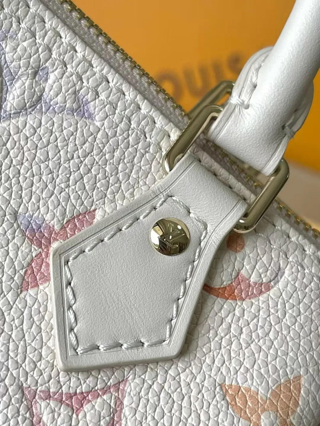 💰940 (top-grain leather) top original order M25591 This NanoSpeedy handbag is dyed in elegant and dreamy colors in the new season, which can easily brighten up various looks. The classic Monogram Empreinte leather bag is paired with metal parts. The ample interior can accommodate daily necessities such as a short wallet. The detachable shoulder strap allows for multiple carrying methods. Dimensions: 16 × 10 × 7.5 cm