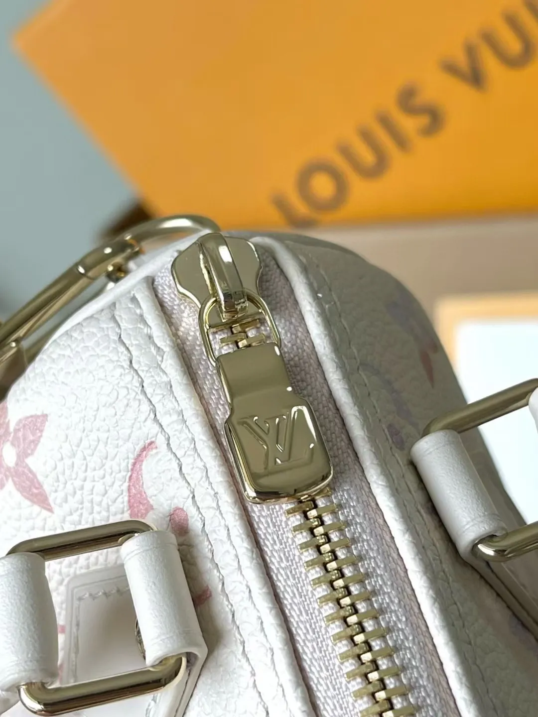 💰940 (top-grain leather) top original order M25591 This NanoSpeedy handbag is dyed in elegant and dreamy colors in the new season, which can easily brighten up various looks. The classic Monogram Empreinte leather bag is paired with metal parts. The ample interior can accommodate daily necessities such as a short wallet. The detachable shoulder strap allows for multiple carrying methods. Dimensions: 16 × 10 × 7.5 cm