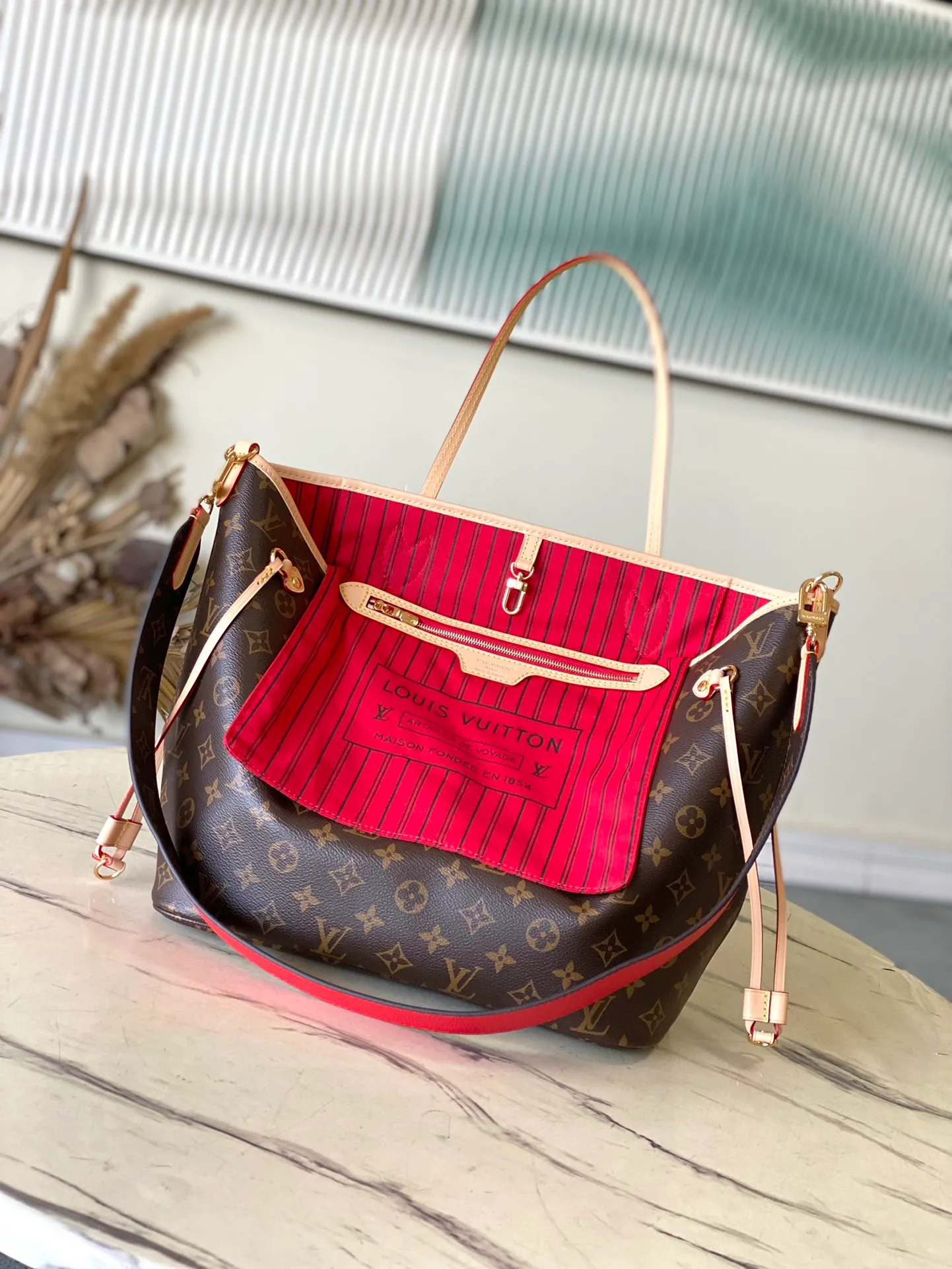 💰1000 Top Original Order M12096 Red As one of the classic designs, the Neverfull Bandouliere Inside Out Medium No Handbag is made of Monogram canvas and striped fabric, with a double-sided design to highlight the trendy new ideas. The detachable shoulder strap makes it easy to carry across the body, and can also be transformed into a Hobo handbag through the side hook. Dimensions: 31 × 28 × 14 cm