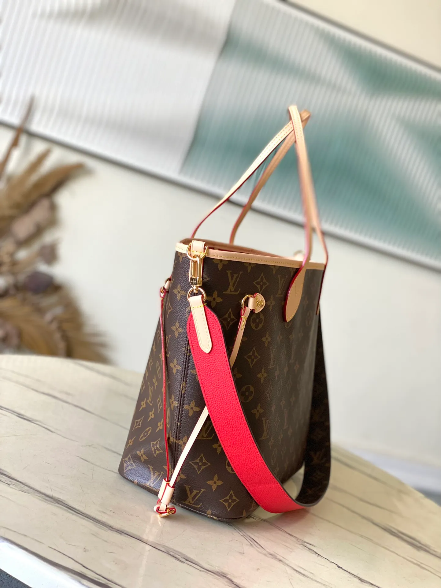 💰1000 Top Original Order M12096 Red As one of the classic designs, the Neverfull Bandouliere Inside Out Medium No Handbag is made of Monogram canvas and striped fabric, with a double-sided design to highlight the trendy new ideas. The detachable shoulder strap makes it easy to carry across the body, and can also be transformed into a Hobo handbag through the side hook. Dimensions: 31 × 28 × 14 cm