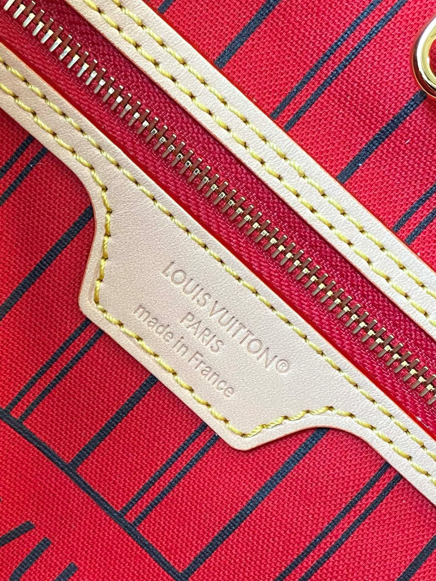 💰1000 Top Original Order M12096 Red As one of the classic designs, the Neverfull Bandouliere Inside Out Medium No Handbag is made of Monogram canvas and striped fabric, with a double-sided design to highlight the trendy new ideas. The detachable shoulder strap makes it easy to carry across the body, and can also be transformed into a Hobo handbag through the side hook. Dimensions: 31 × 28 × 14 cm