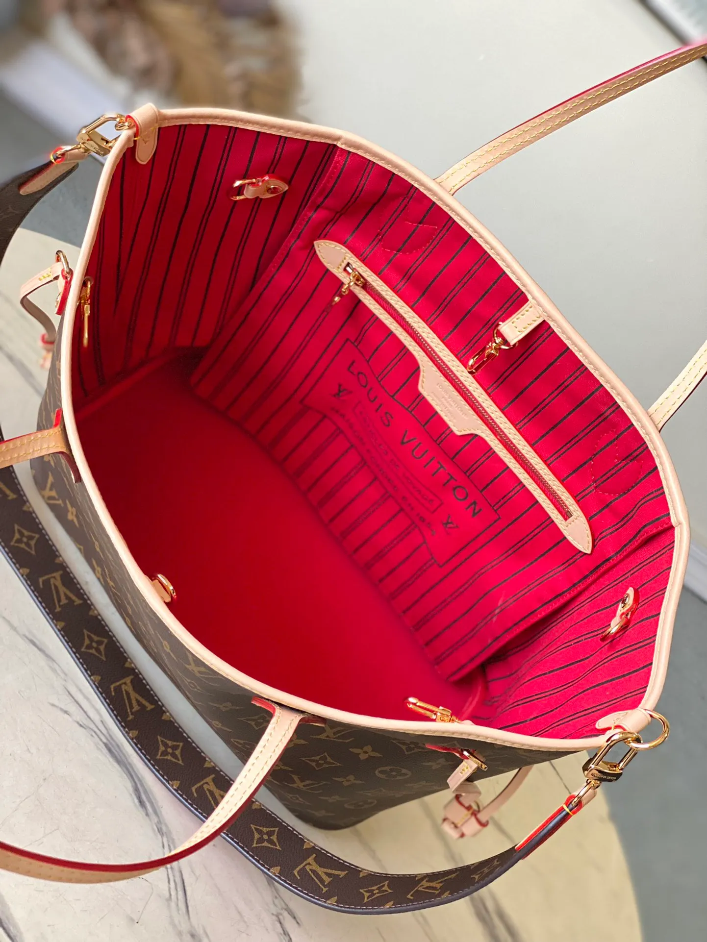 💰1000 Top Original Order M12096 Red As one of the classic designs, the Neverfull Bandouliere Inside Out Medium No Handbag is made of Monogram canvas and striped fabric, with a double-sided design to highlight the trendy new ideas. The detachable shoulder strap makes it easy to carry across the body, and can also be transformed into a Hobo handbag through the side hook. Dimensions: 31 × 28 × 14 cm